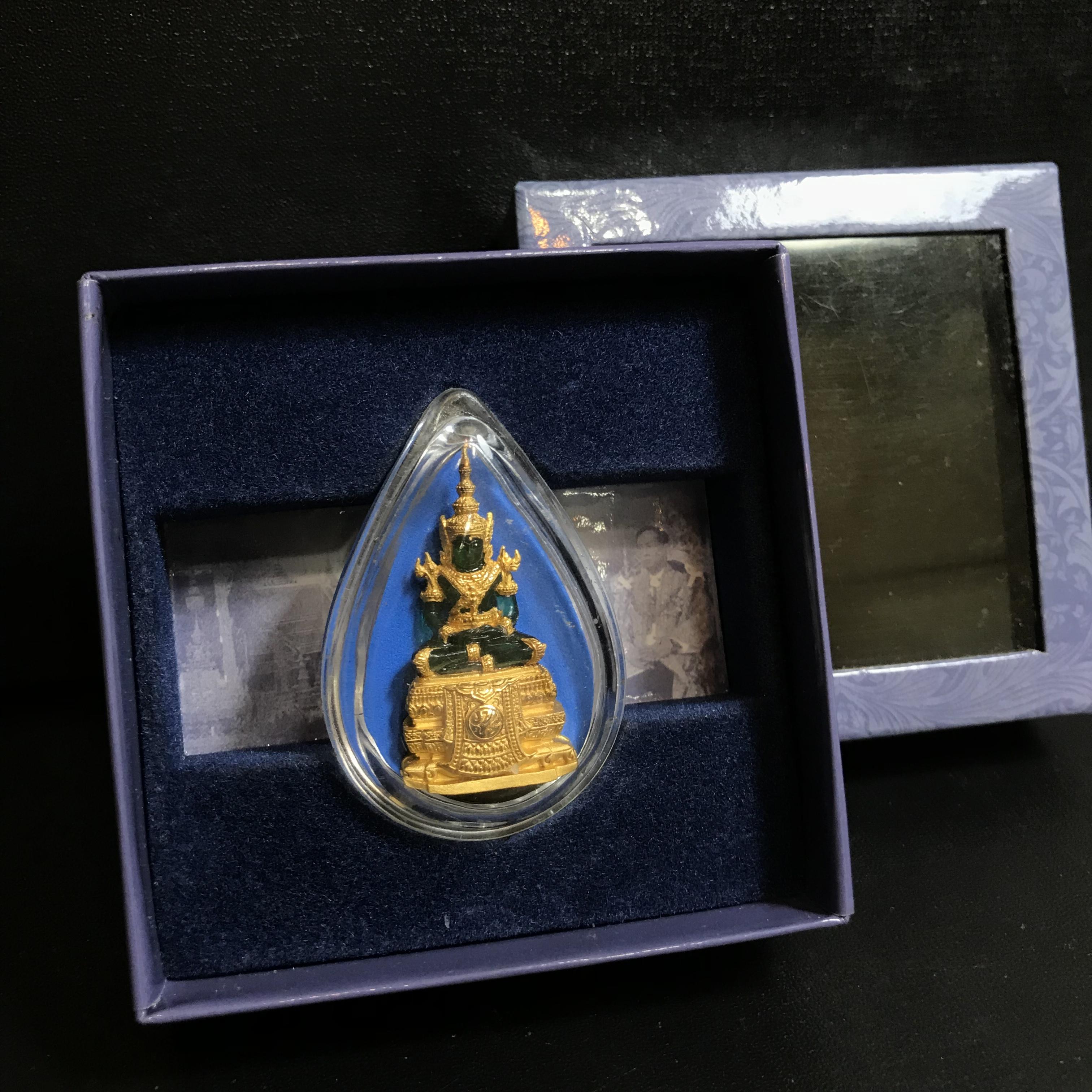 พระแก้วมรกต ภปร. ปี2547 จัดสร้างโดย รพ.ภูมิพลฯ เนื้อเรซิ่นหุ้มทองคำลอยองค์ หน้าตัก 1/2 นิ้ว