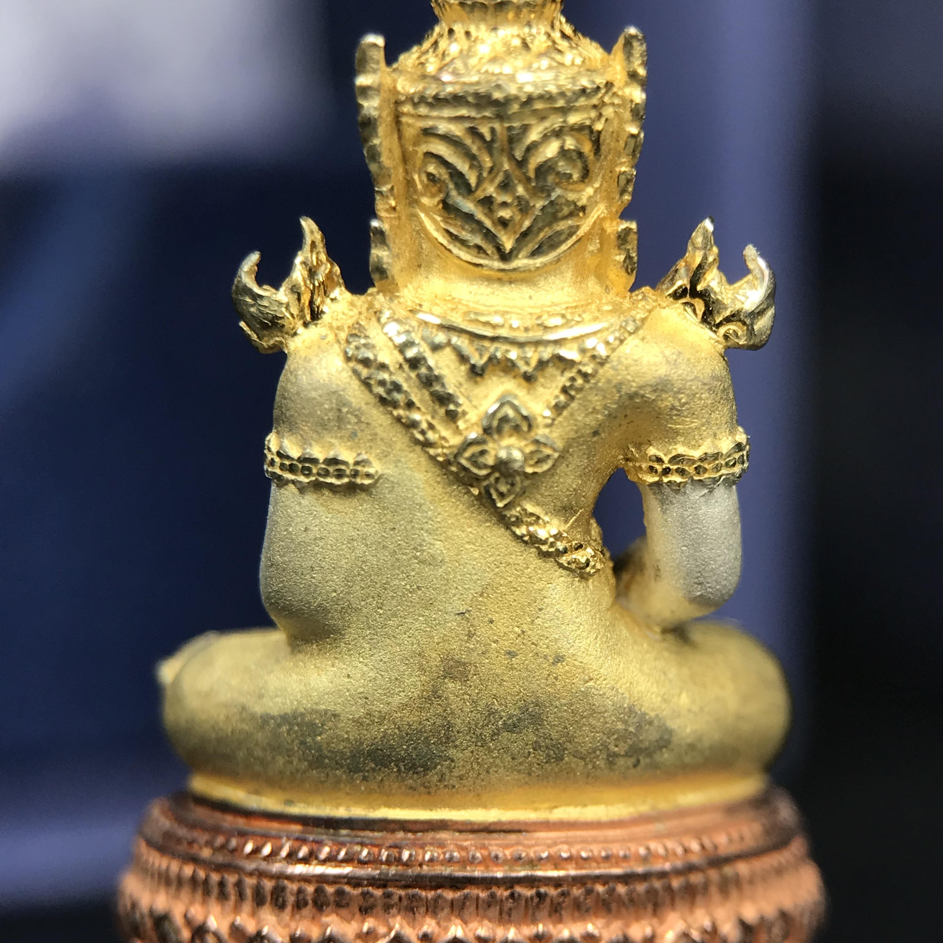 พระแก้วมรกต ภปร. ปี 2547 จัดสร้างโดยโรงพยาบาลภูมิพลอดุลยเดช เนื้อเงิน(3 กษัตริย์) ลอยองค์ หน้าตัก 1/2 นิ้ว สูง 3.7 ซม.พิธีมหามังคาภิเษก ณ พระอุโบสถวัดพระศรีรัตนศาสดาราม(วัดพระแก้ว) งดงามทรงคุณค่าอีกหนึ่งรุ่นยอดนิยม หายาก(องค์หมายเลข ๑๘๒๓)