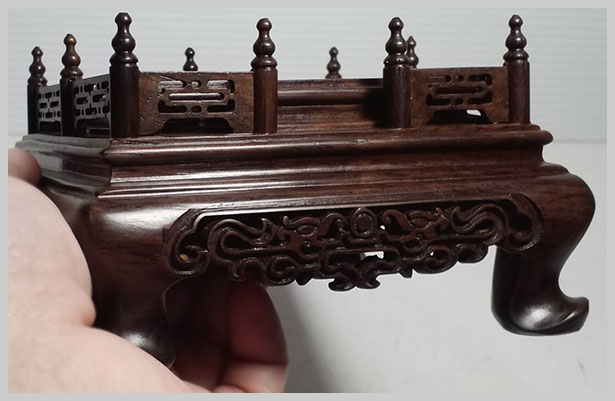 กี๋ ตั่งหรือฐานไม้ สี่เหลี่ยมมีซุ้มรั้ว หน้าท๊อป7.1cm ตัวละ