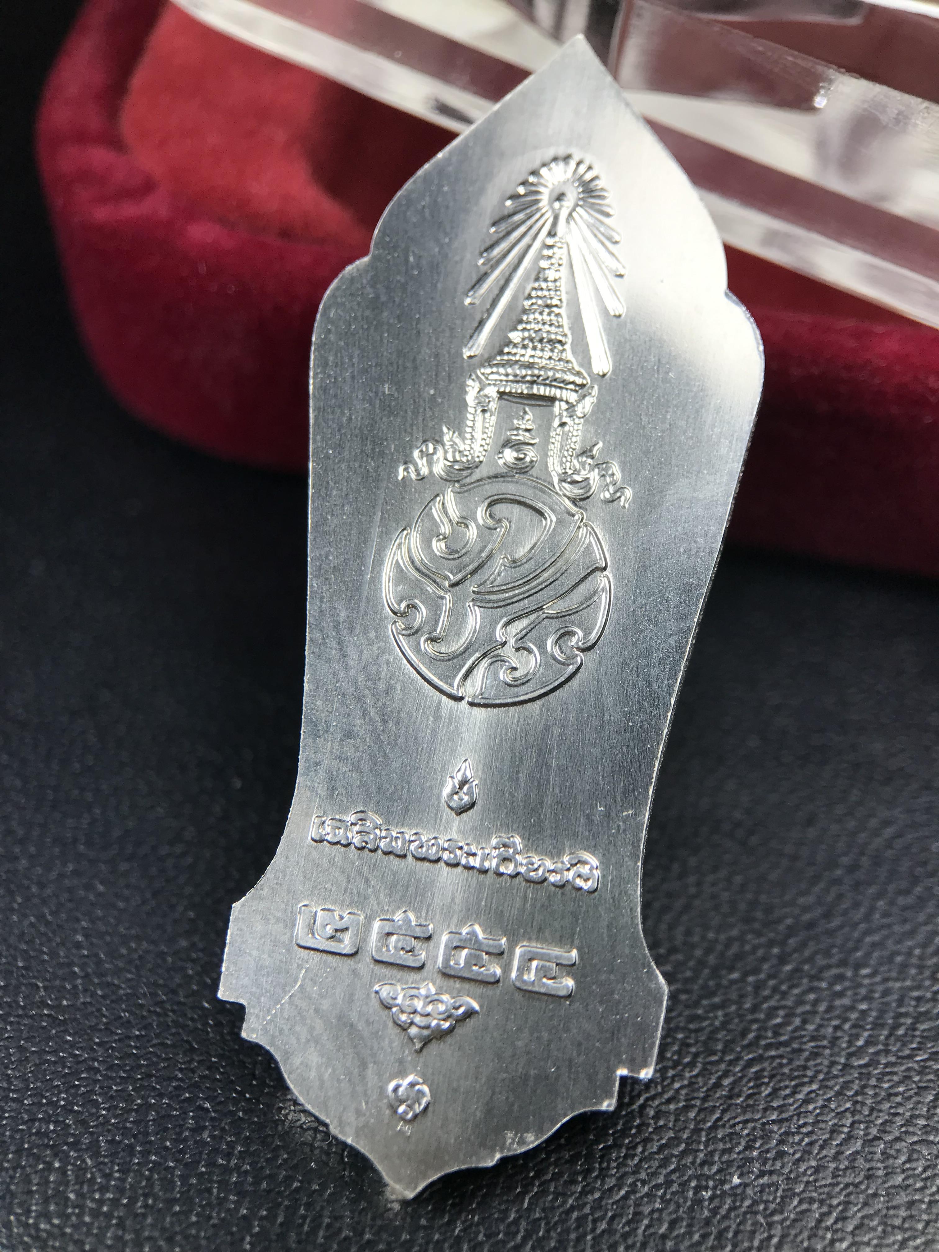 พระพุทธธรรมิกราชบพิตร ภปร. เฉลิมพระเกียรติ 2554 วัดบวรนิเวศวิหาร ขนาดสูง 4.5 ซม. เนื้อเงิน(ตอกโค๊ด Ag)(หายากพบเจอน้อยมาก)ผลิตโดย สำนักกษาปณ์ กรมธนารักษ์ พิธีพุทธาภิเษก ณ พระอุโบสถวัดบวรนิเวศวิหาร สภาพสวย กล่องบรรจุเดิมครบสมบูรณ์(1 ใน 2555 เหรียญ)หายาก