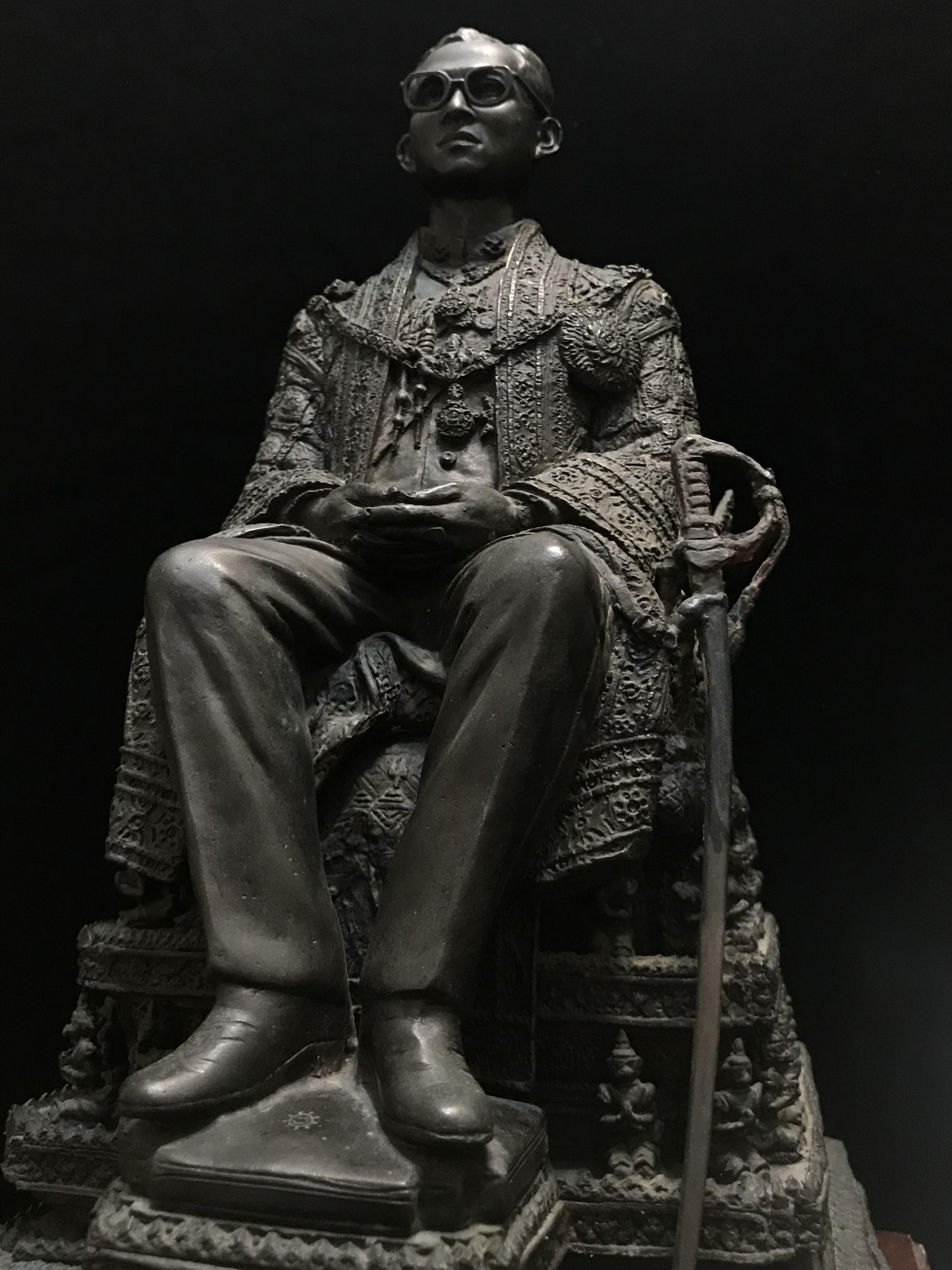 พระบรมรูปพระบาทสมเด็จพระเจ้าอยู่หัวรัชกาลที่9(นั่งบัลลังก์) กระทรวงมหาดไทยจัดสร้าง ปี2539(นิยม)