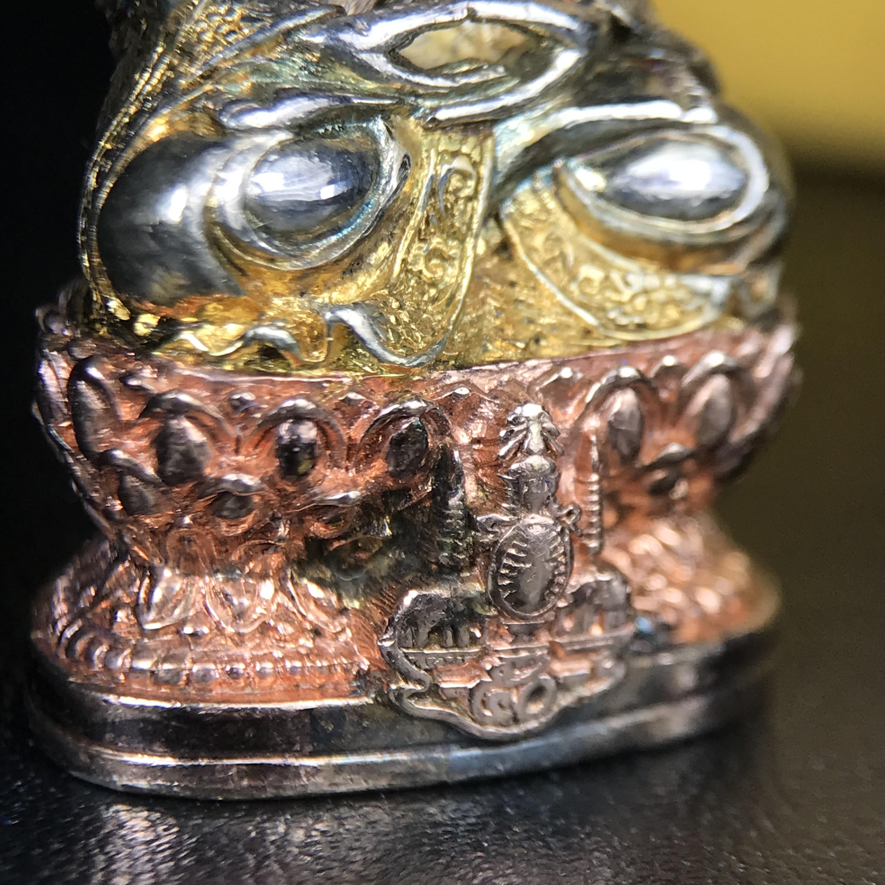 พระกริ่งจีน "ต้าเยิ่นถะ" ชุดกาญจนาภิเษกครองราชย์ 50 ปี วัดบวรนิเวศวิหาร ปี 2538 เนื้อเงินสามกษัตริย์ 99.99% สูง 3.8 ซม. (สภาพผิวสวยเดิมติดรุ้งๆ พิธีใหญ่ พุทธศิลป์งดงาม) สภาพสวยเดิมพร้อมกล่องบรรจุเดิม ***ตอกโค๊ดหมายเลข ๖๒๖๒***