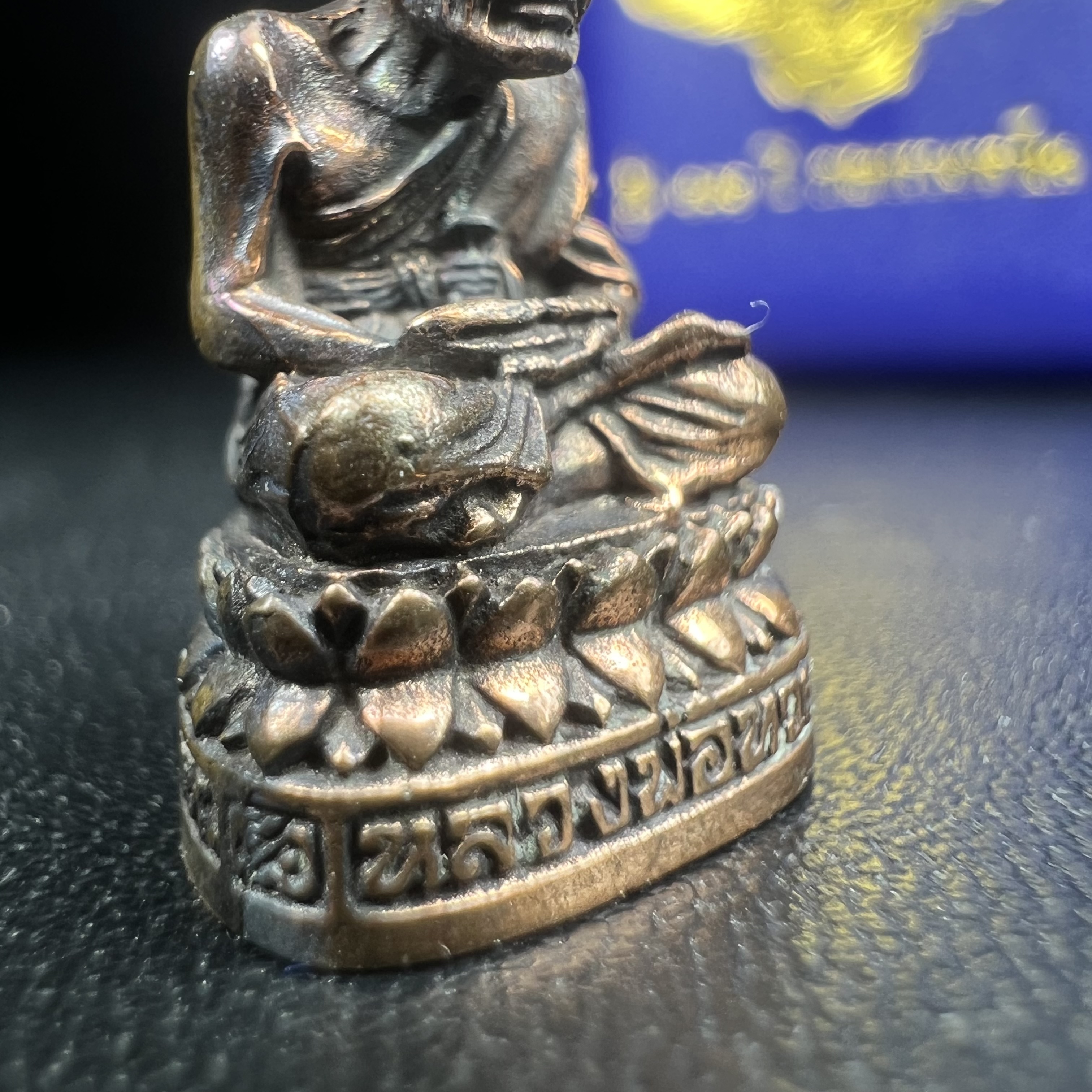 รูปเหมือนหล่อลอยองค์หลวงปู่ทวด รุ่น 111ปี กระทรวงกลาโหม เนื้อนวโลหะรมดำ-ปัดเงา ปี2540 พิธีใหญ่ เข้มขลัง นิยม พร้อมกล่องบรรจุเดิม(คัดสภาพสวยผิวเทพๆผิวรุ้งๆ)ทั้งพิธีทั้งพุทธศิลป์ทรงคุณค่าอีกหนึ่งรุ่นยอดนิยม