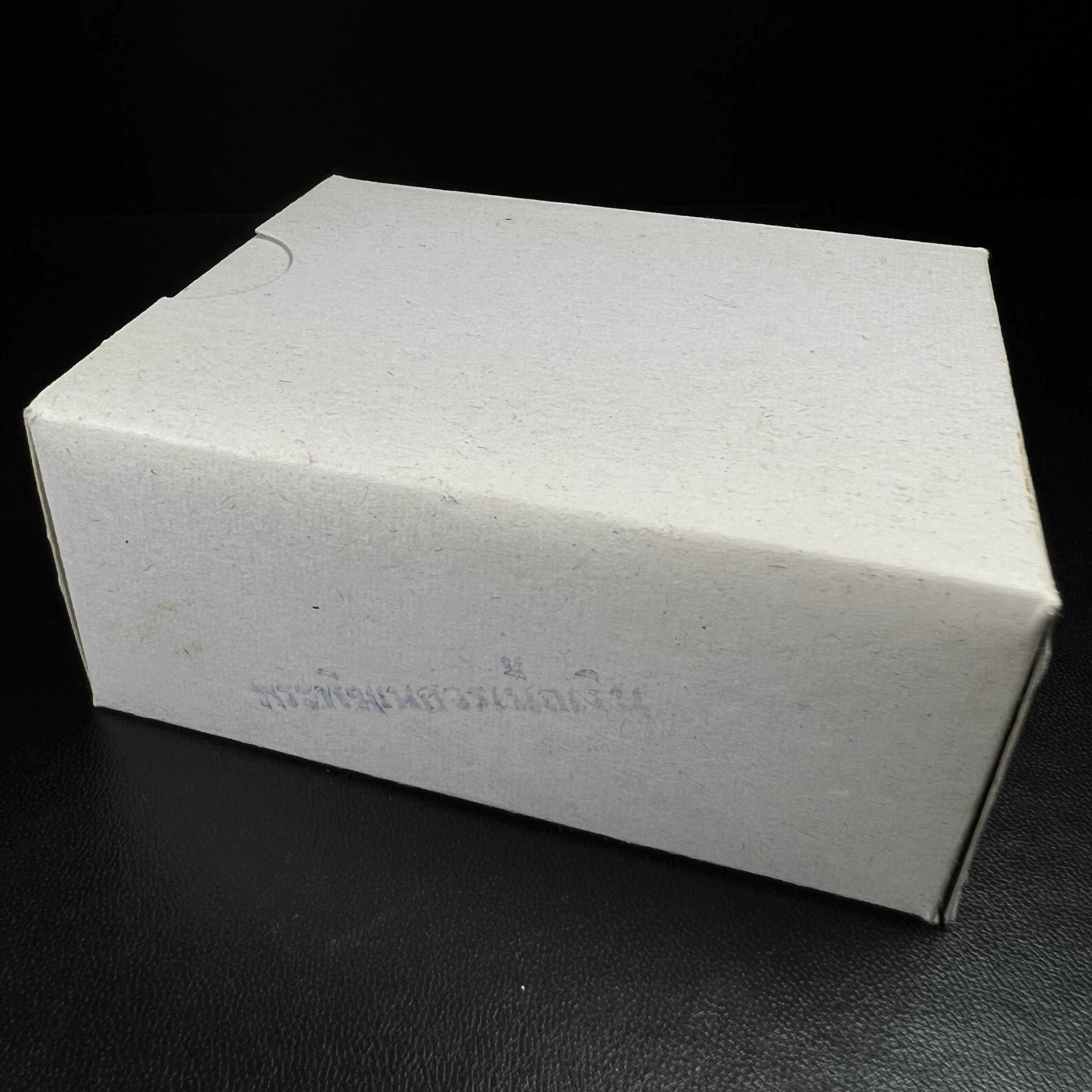 เหรียญพระพิฆเนศวร ญสส. ชุดกาญจนาภิเษกครองราชย์ 50 ปี พุทธศักราช 2538 พิมพ์ใหญ่(2.9 ซม.) เนื้อเงินผิวเดิมกลับดำขึ้นสีรุ้งเข้มขลังงดงามธรรมชาติสร้างสรรค์ สภาพสวยเดิมพร้อมกล่องบรรจุเดิม ตอกโค๊ดหมายเลขกำกับ(1ใน 5539องค์)