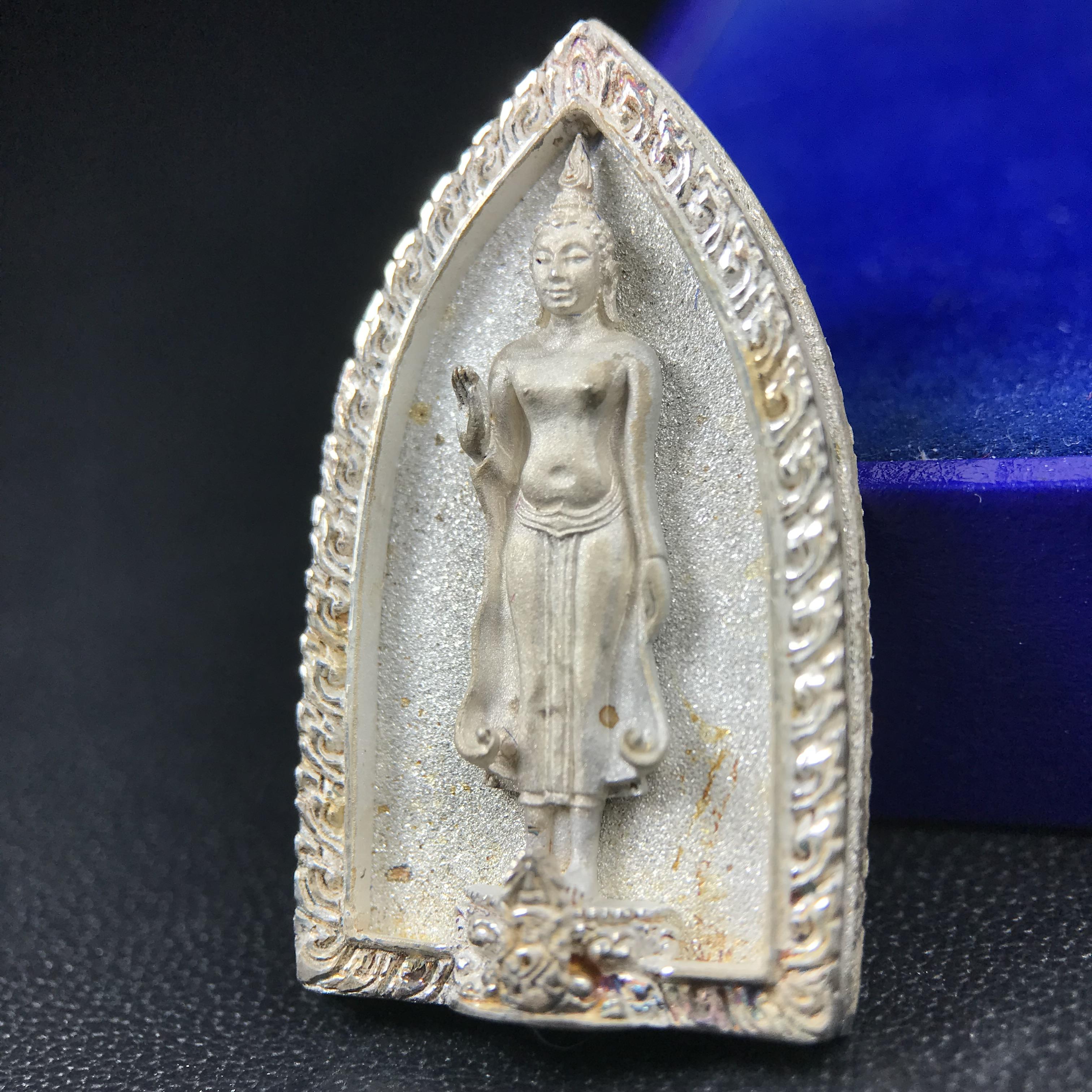 พระพุทธกาญจนพรสยามภูมิ ภปร. ปี 2539 เนื้อเงินพื้นทรายประกาย(ผิวเดิมสวย) พิมพ์ทรงใบขนุน ขนาด3.2ซม. พระพุทธรูปประจำพระชนมวาร รัชกาลที่9 ทรงโปรดเกล้าให้วิทยาลัยป้องกันราชอาณาจักร(วปอ.)สร้างในวโรกาสทรงครองสิริราชสมบัติครบ50ปี พ.ศ.2539(1ใน5000องค์)