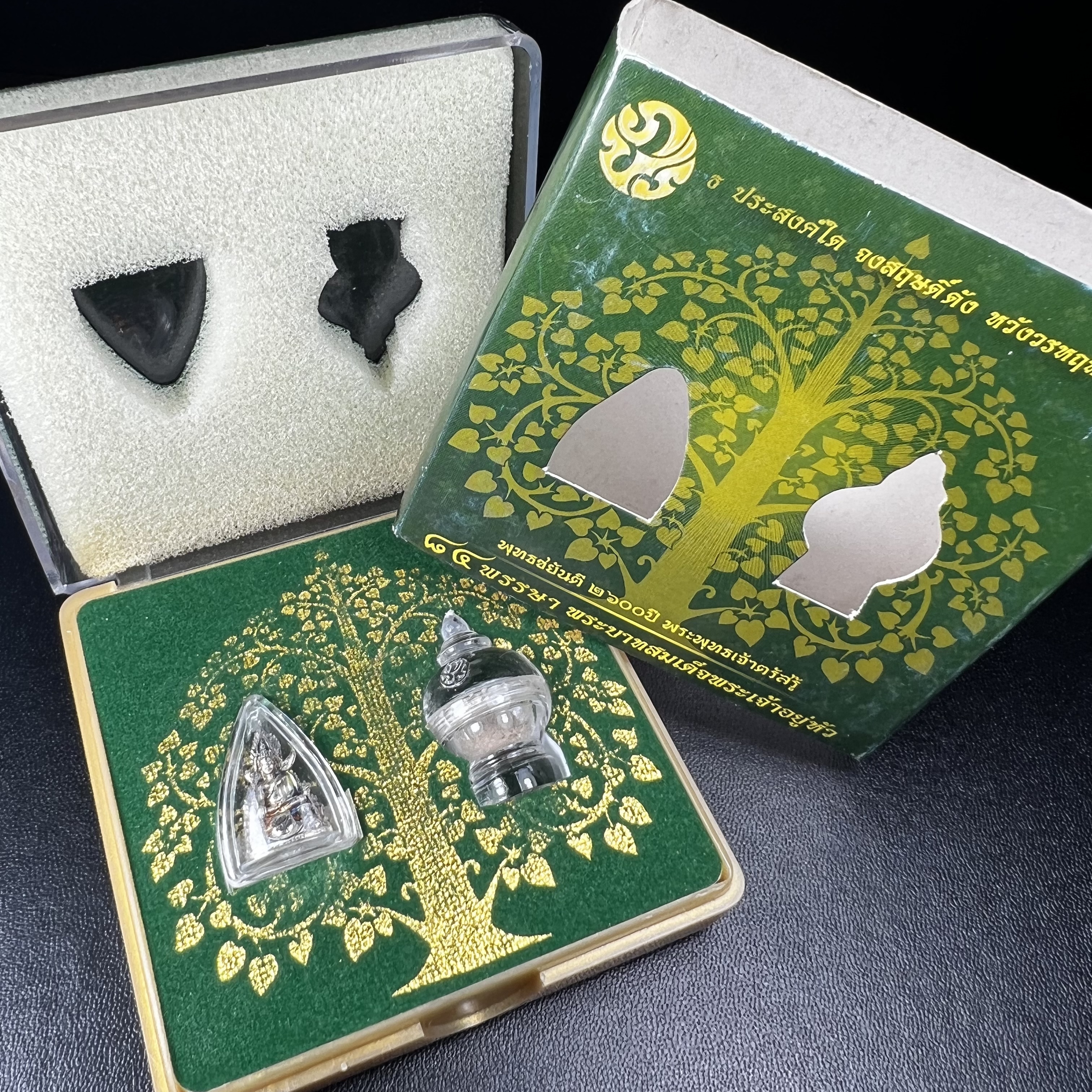 พระพุทธชินราช(จำลอง) ภปร. 84 พรรษา เนื้อเงินชุบทองคำขาว พิมพ์เล็กขนาดหน้าตัก 1/4 นิ้ว (สภาพผิวเดิมสวย ขึ้นสีรุ้งธรรมชาติ แบบนิยม)(พระราชทานมวลสาร จิตรลดาและเส้นพระเจ้า(เส้นผม))