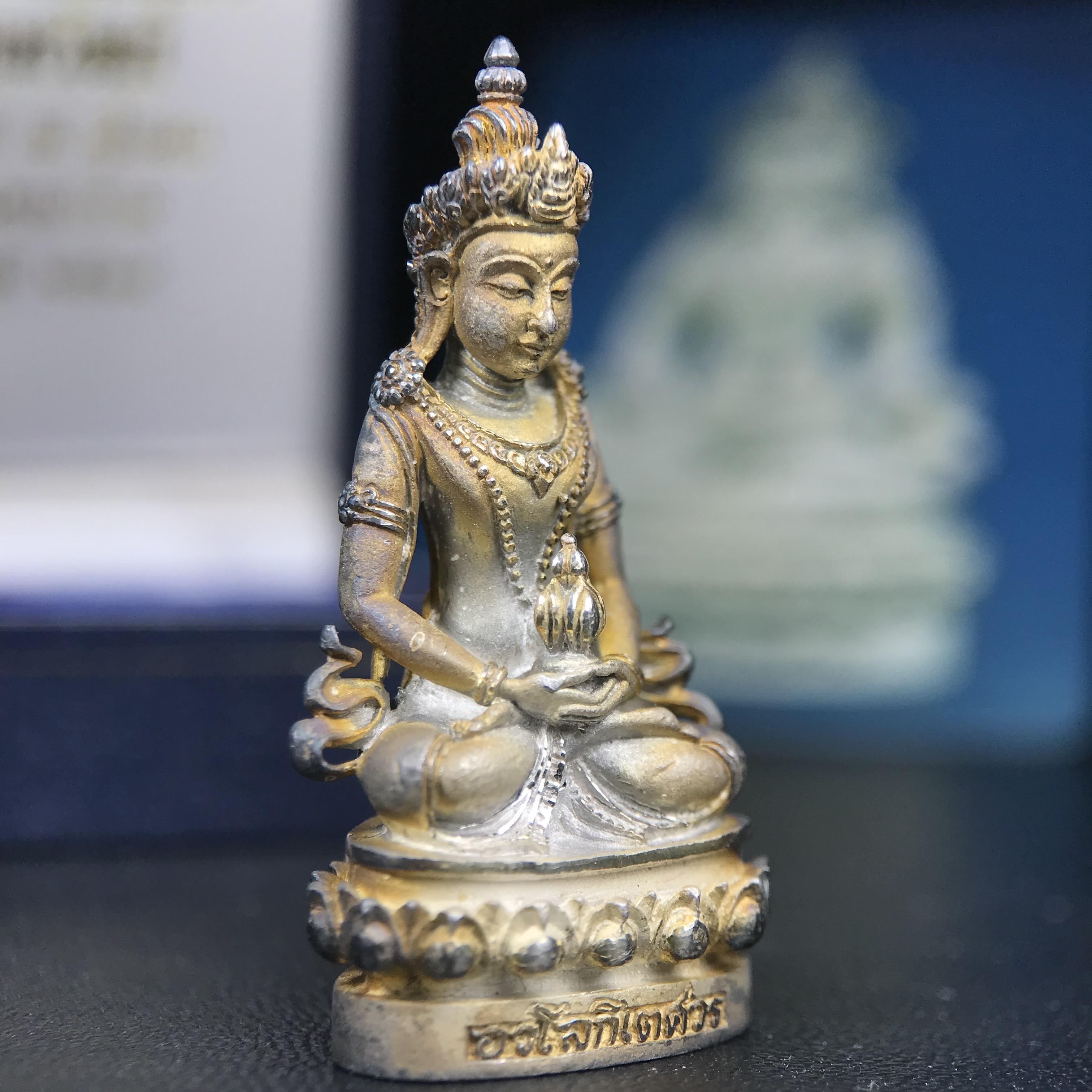 พระกริ่งอวโลกิเตศวร ( เจ้าแม่กวนอิม ) วัดโพธิ์แมนคุณาราม รุ่นอุดมโภคทรัพย์ พ.ศ.2539 เนื้อเงินพ่นทราย(ผิวเดิม ขึ้นสีรุ้งธรรมชาติ แบบนิยม เสน่ห์ของพระเนื้อเงิน) (พร้อมกล่องบรรจุการ์ดใบรับรองเดิมครบ)(อีกหนึ่งรุ่นยอดนิยม พุทธศิลป์สวยงดงาม)หายาก 1 ใน 5000 องค์