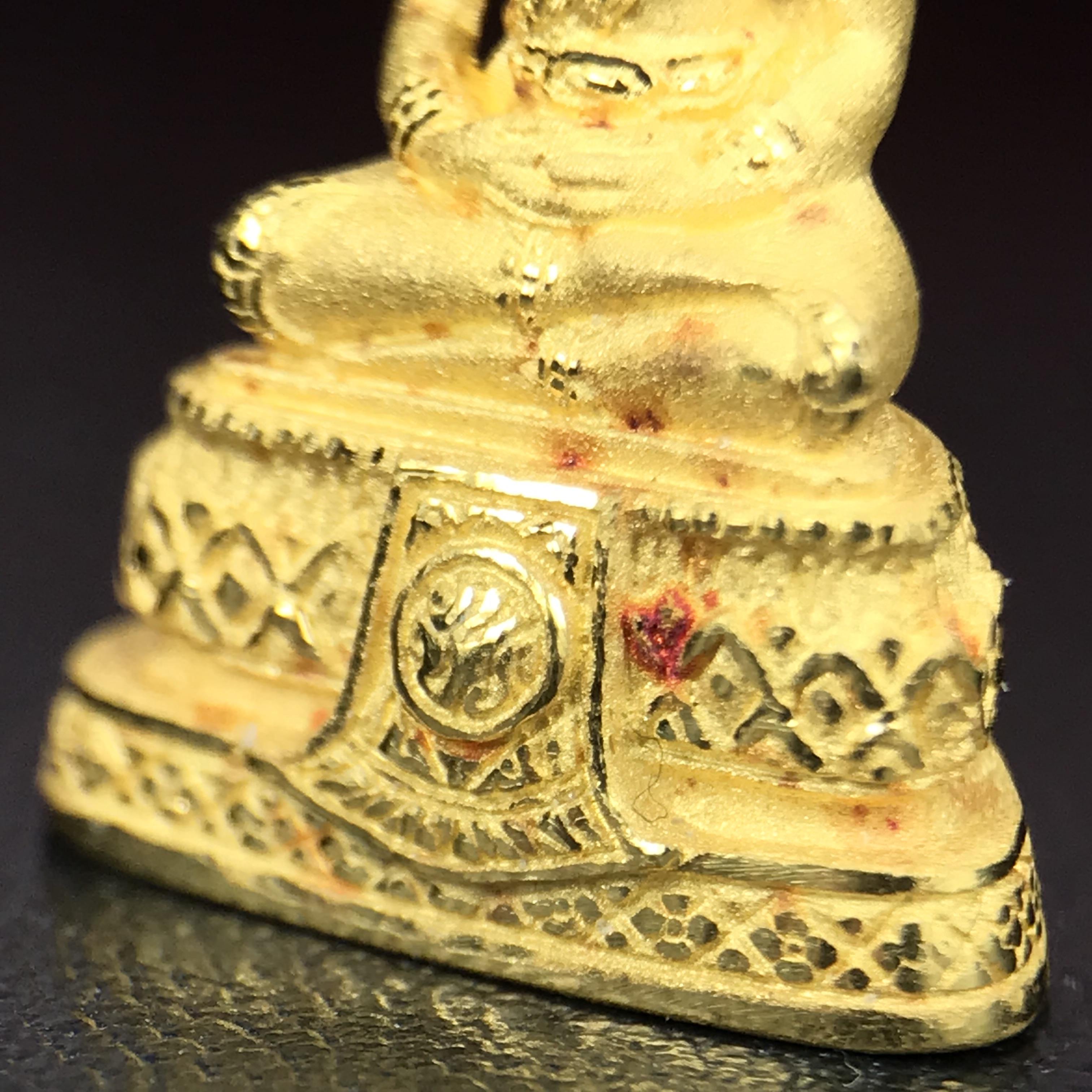 พระแก้วมรกต ภปร.(รุ่นแรก) ปี2545 รุ่นฉลองกรุงรัตนโกสินทร์ครบ 220 ปี พิมพ์ลอยองค์เล็ก เนื้อทองคำบริสุทธิ์ 96.5%(6.5กรัม) ขนาด 10*19 มม.ครบสมบูรณ์(องค์หมายเลข ๙๙)(หมายเลขมงคลเจริญก้าวหน้าในทุกๆด้าน)สุดยอดมงคลแผ่นดินที่ควรเก็บรักษา บูชาเป็นมงคลชีวิต(หายาก)