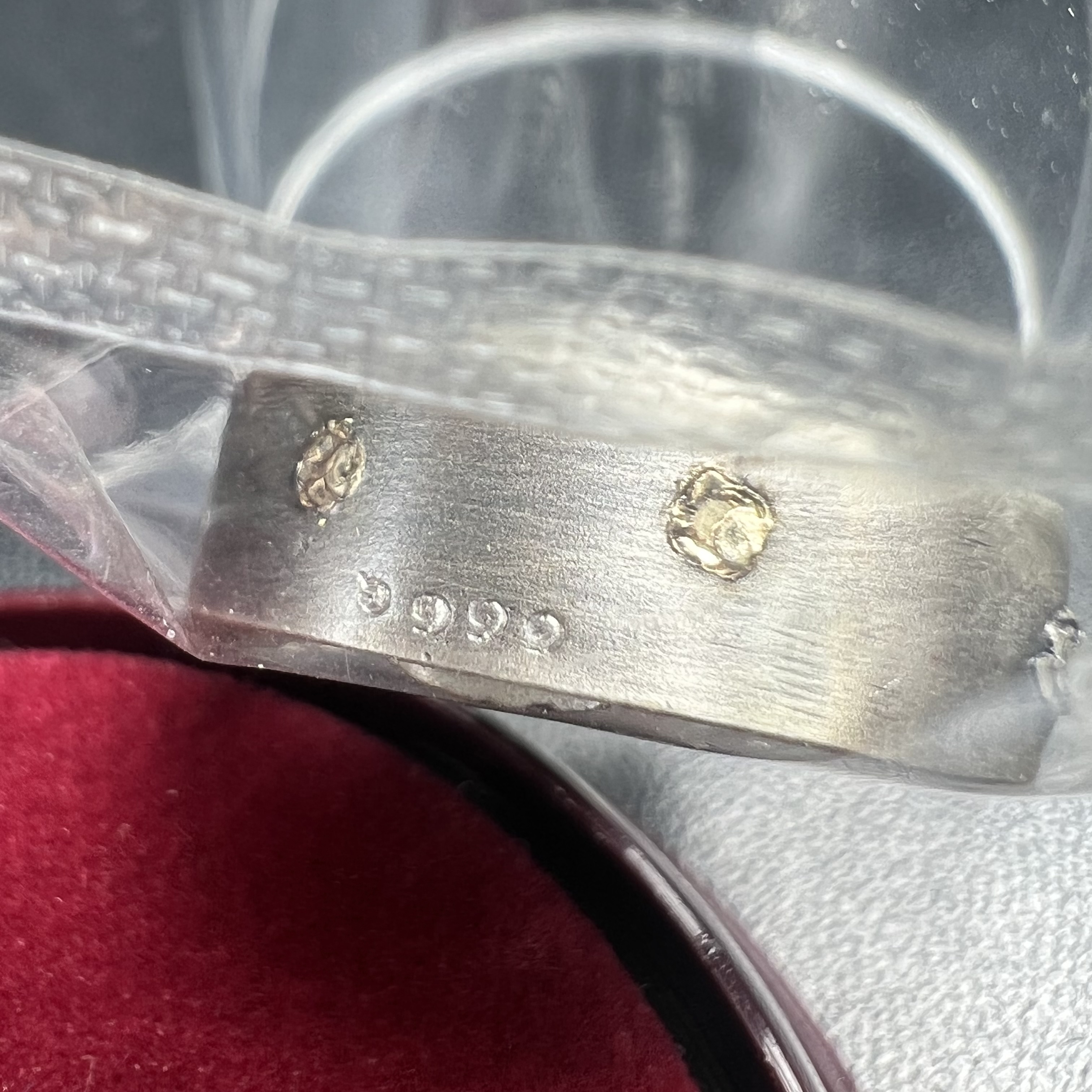 พระแก้วมรกต ภปร.(รุ่นแรก) ปี2545 รุ่นฉลองกรุงรัตนโกสินทร์ครบ 220 ปี พิมพ์ลอยองค์ทรงหยดน้ำ เนื้ออัลปาก้า ชุบเงินลงดำ ขนาด 18*27 มม. พร้อมครอบตั้งโชว์เดิม องค์พระซีนซองเดิม สวยครบสมบูรณ์