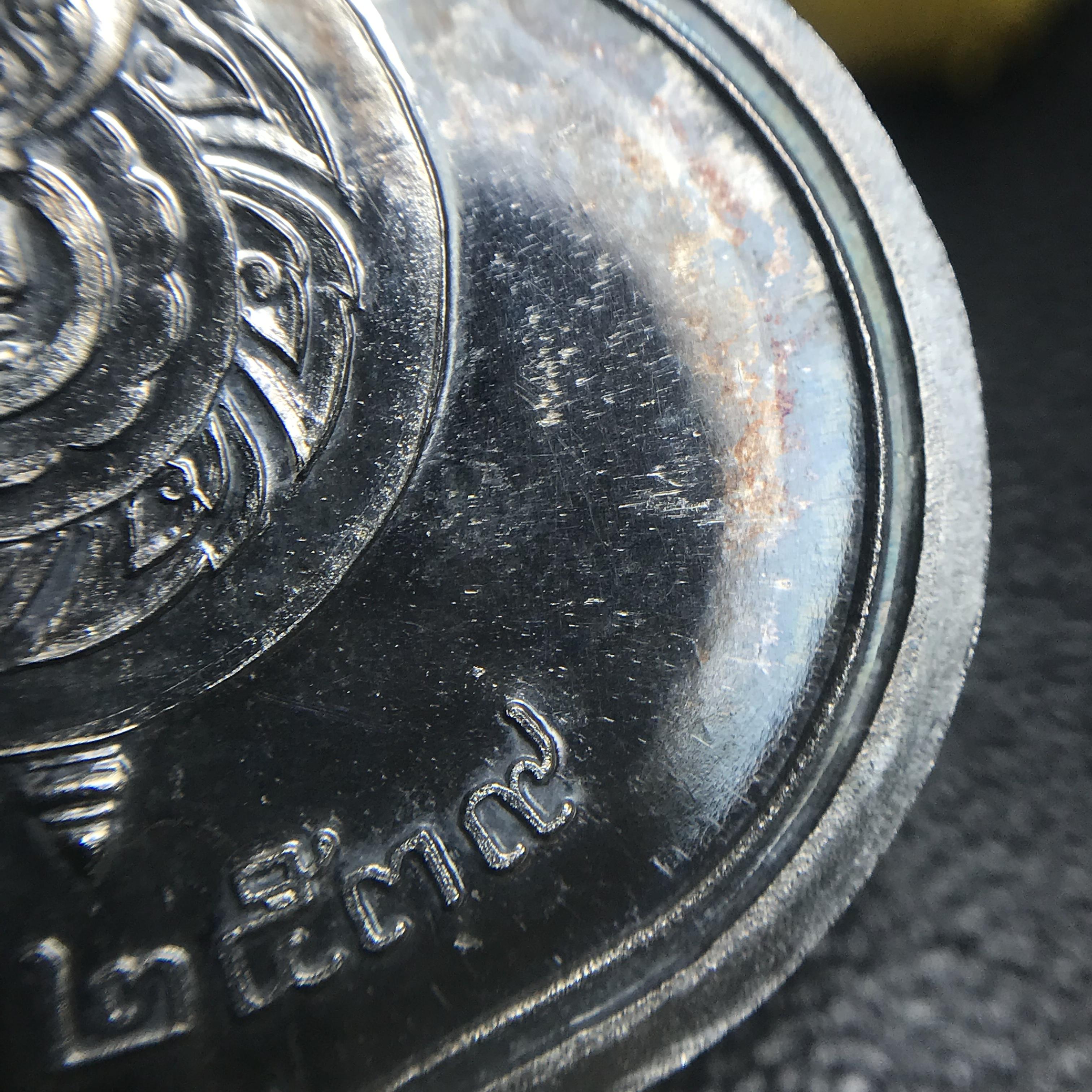 เหรียญพระบาทสมเด็จพระเจ้าอยู่หัว รัชกาลที่9ประทับนั่งบัลลังก์ กระทรวงมหาดไทยจัดสร้าง ปี2539 เนื้อเงินกล่องบรรจุเดิมสภาพสวย เนื้อเงินผิวเดิมขึ้นสีรุ้งธรรมชาติ แบบนิยม หายาก