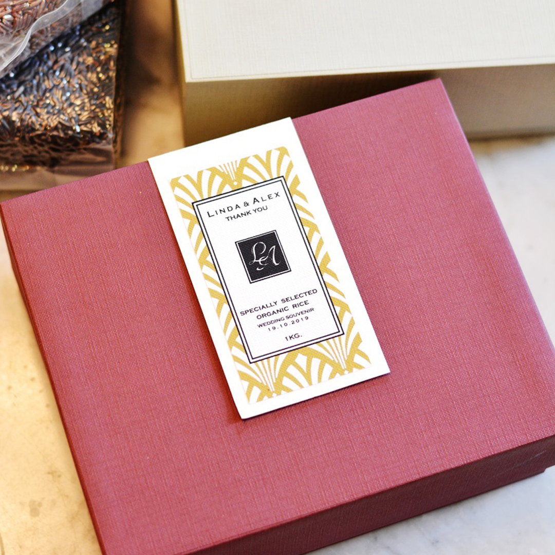 กล่องสวยแบบ 1 สี สำหรับใส่ของขวัญพร้อมตกแต่งด้วยการ์ดข้อความที่สามารถพิมพ์ชื่อ ข้อความหรือโลโก้ได้ ไม่มีขั้นต่ำ