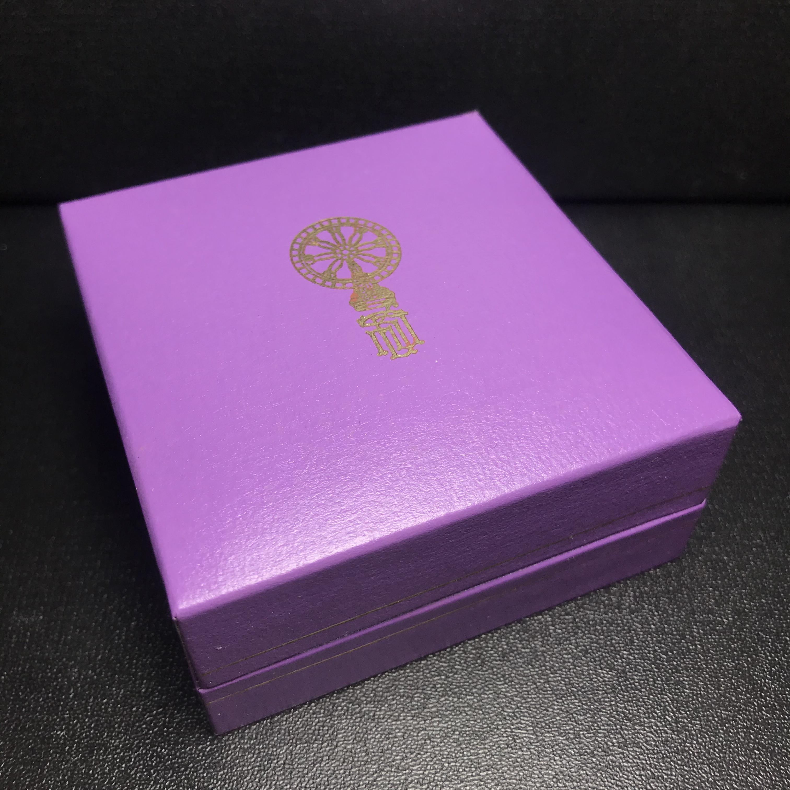 พระพุทธชินราช รุ่นเฉลิมพระเกียรติ สธ. ลอยองค์เนื้อเงิน 99.99% ชุบ 3 กษัตริย์ พ.ศ. 2539 จัดสร้างโดยมูลนิธิสิรินธร กล่องและการ์ดใบรับรองเดิมครบสมบูรณ์