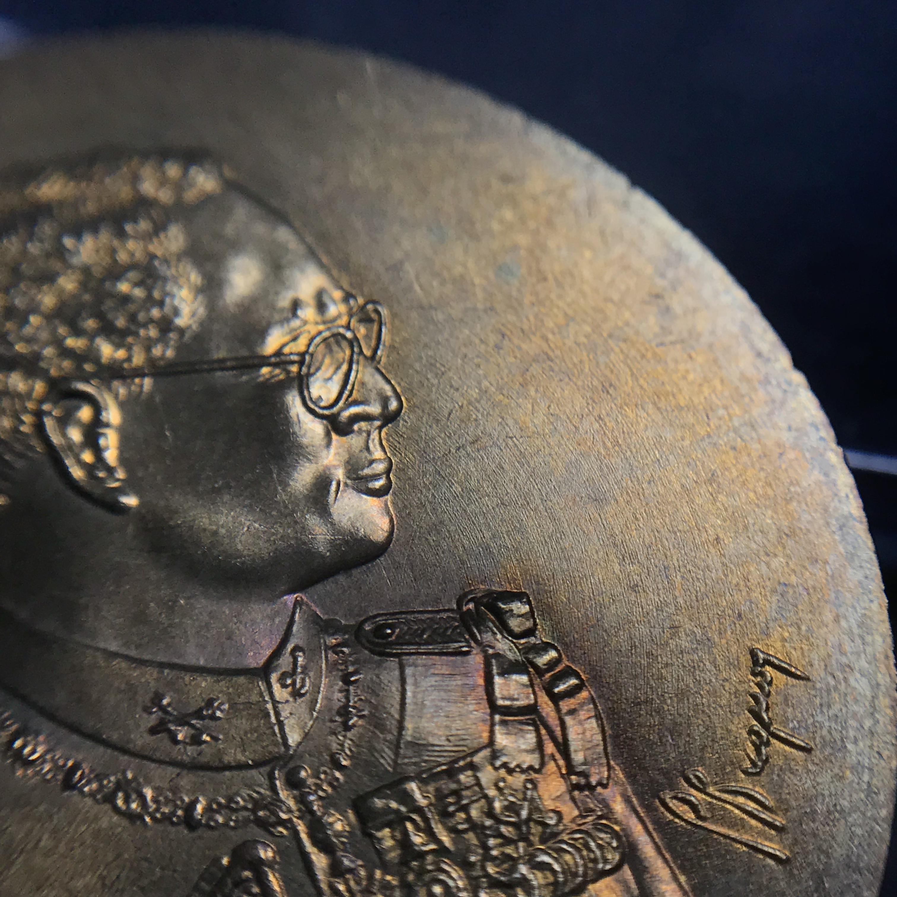 เหรียญพระบรมรูปรัชกาลที่9 รุ่น เฉลิมพระเกียรติ สมทบกองทุน “อาคารเฉลิมพระเกียรติ” ณ โรงพยาบาลศิริราช ปี2545 บล็อกโมเน่( Monnaie De Paris)เนื้อทองเหลืองขนาดเล็ก 2.50 ซม. (บล็อกนิยมวงเดือนหายาก)คัดสภาพสวย