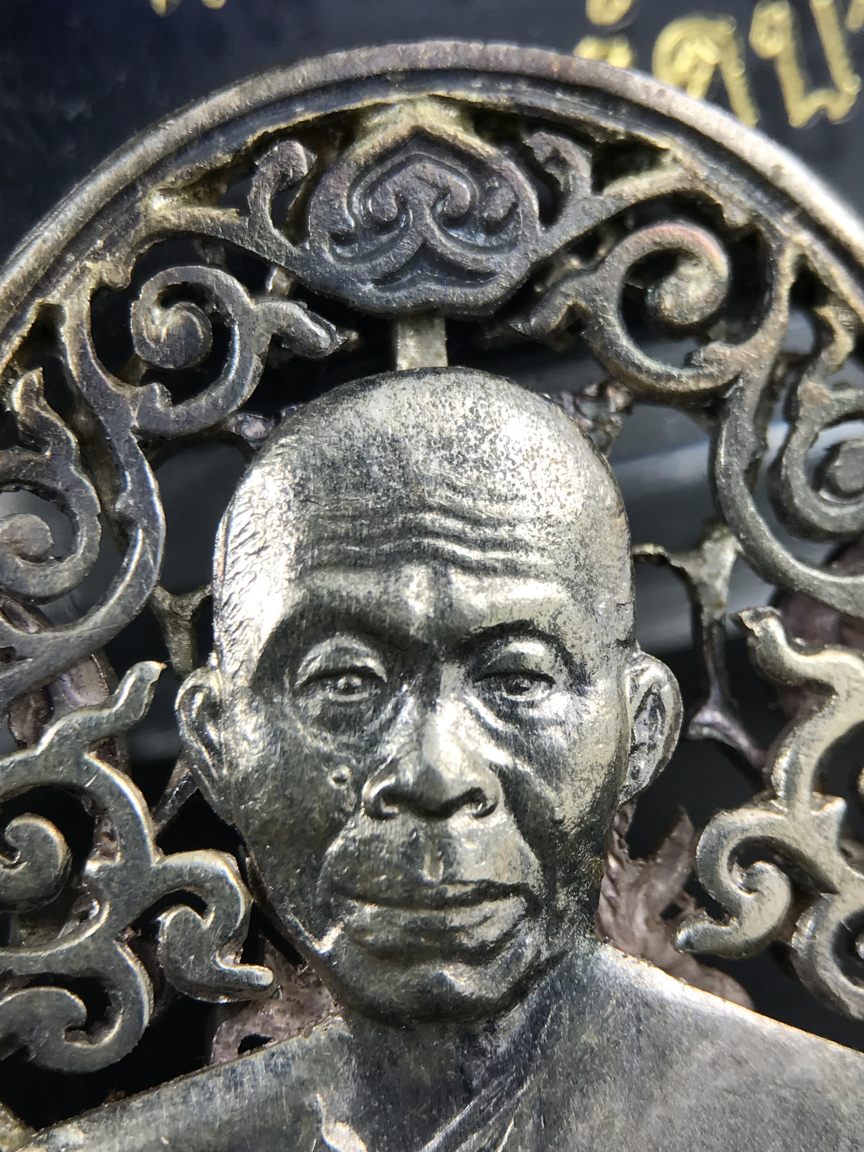 เหรียญหลวงพ่อคูณ ปริสุทโธ วัดบ้านไร่ รุ่น สก. ปี 2536 พิมพ์ลายฉลุ เนื้อเงิน(สวย งดงาม หายาก) งานมหามงคลเฉลิมพระชนมพรรษา 5 รอบ สมเด็จพระบรมราชินีนาถ จัดสร้างโดย กองพลทหารราบที่๒ ทหารเสือราชินี รักษาพระองค์ (พิธีใหญ่ ประวัติชัดเจน อีกหนึ่งรุ่นยอดนิยม)