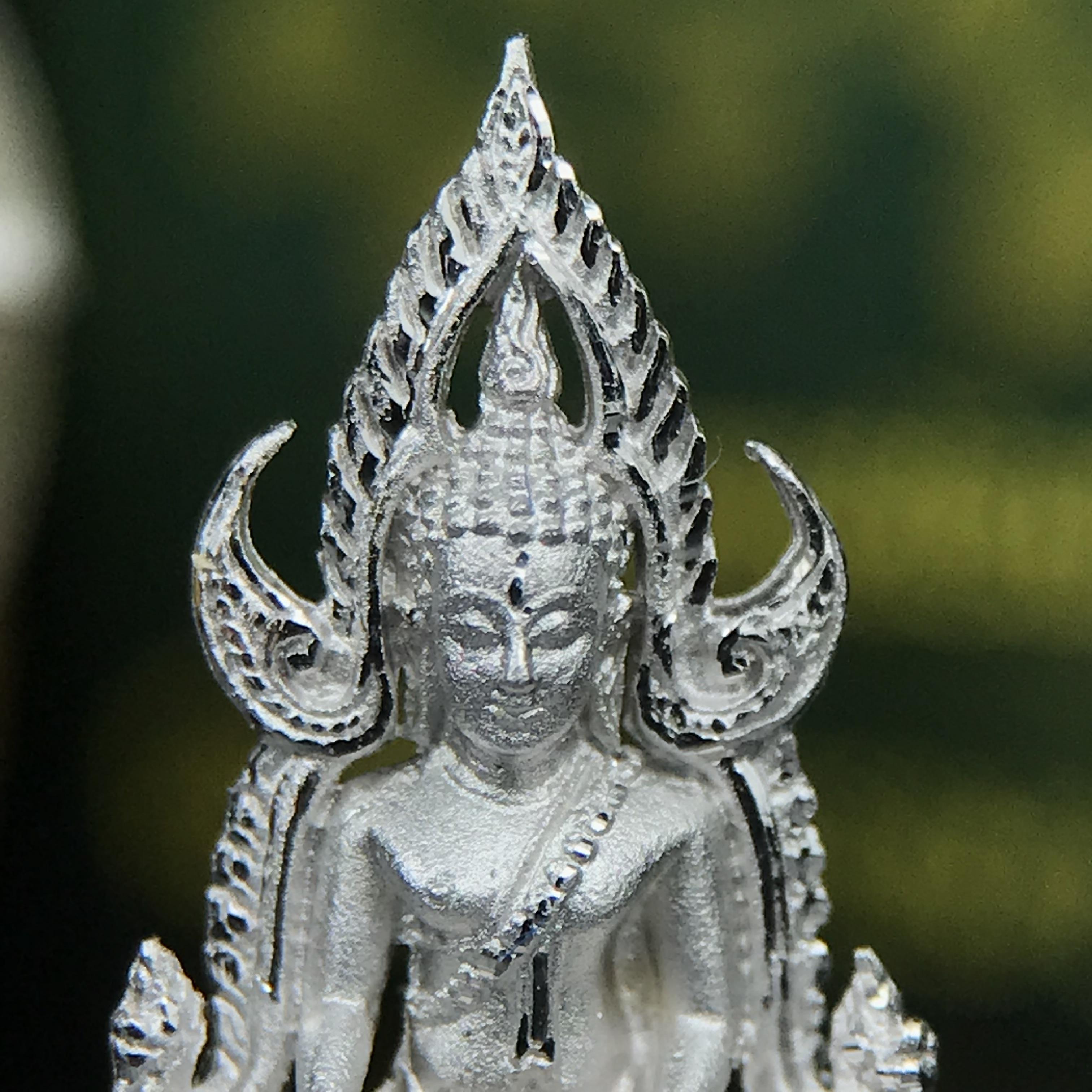 พระพุทธชินราช ภปร. 84 พรรษา พิมพ์เล็กขนาดหน้าตัก 1/4 นิ้ว(สูง 2.0 ซม.)เนื้อเงินชุบทองคำขาว (สภาพผิวสวยเดิม)(พระราชทานมวลสาร จิตรลดาและเส้นพระเจ้า(เส้นผม))พุทธศิลป์ทรงคุณค่าอีกหนึ่งรุ่นยอดนิยม