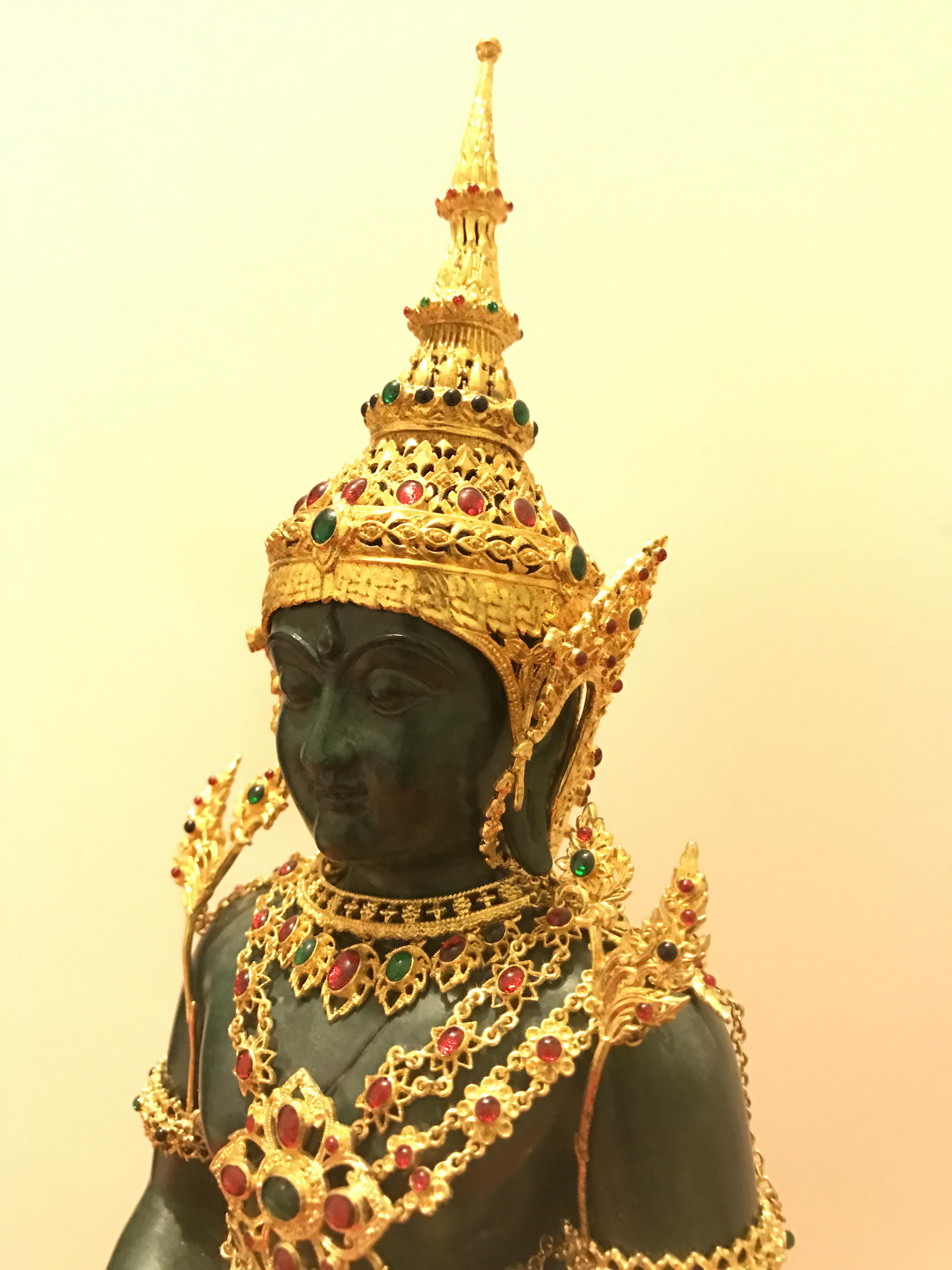 พระพุทธมหามณีรัตนปฏิมากร จำลอง (พระแก้วมรกต) ขนาดบูชาหน้าตัก 5 นิ้ว ตราสัญลักษณ์ ภ.ป.ร. รุ่นแรก ปี2547 เนื้อนวโลหะเคลือบสีเขียว(เครื่องทรงนวโลหะชุบทองไมครอน)