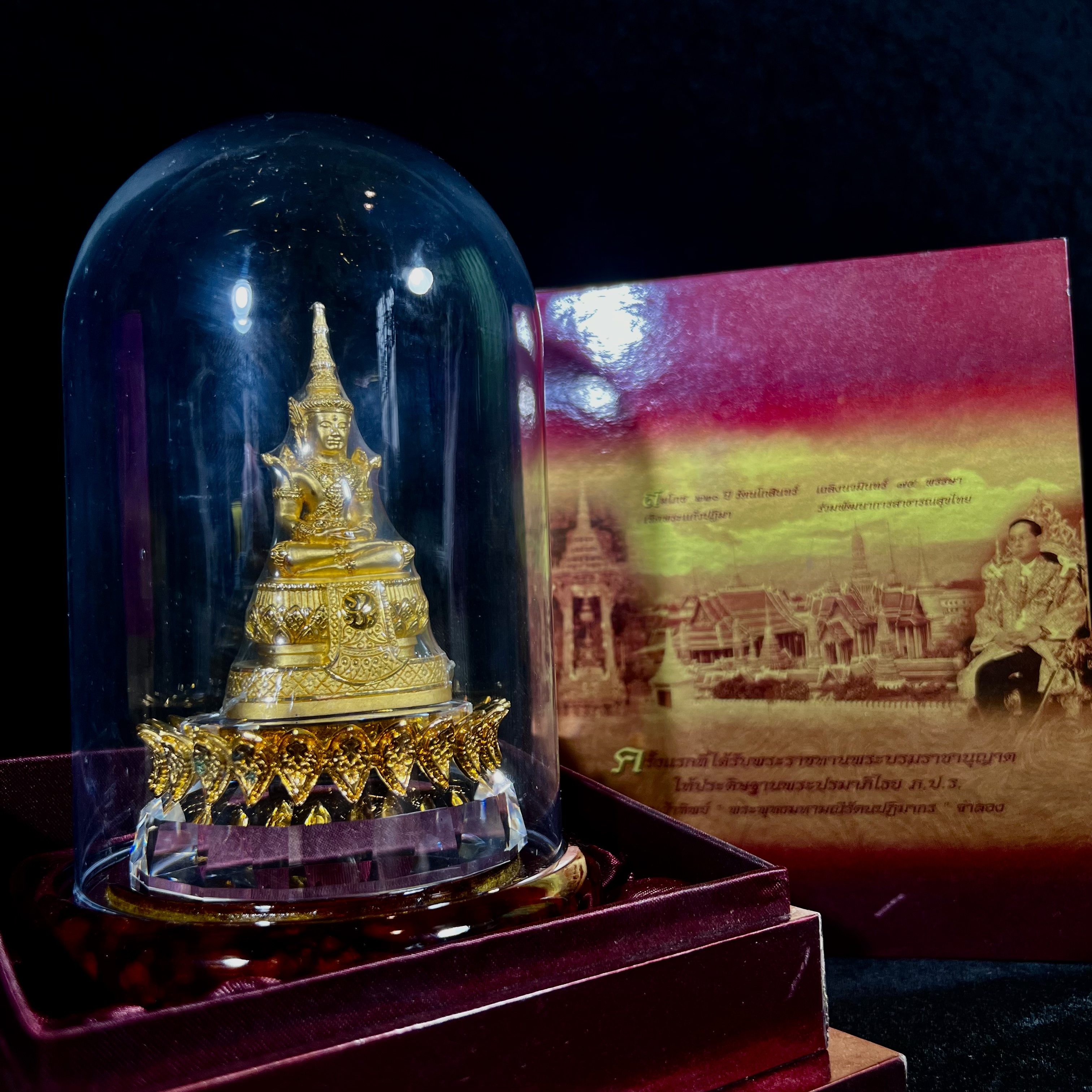 พระแก้วมรกต ภปร.(รุ่นแรก) ปี2545 รุ่นฉลองกรุงรัตนโกสินทร์ครบ 220 ปี หล่อลอยองค์ เนื้อทองคำบริสุทธิ์99.99% ขนาดบูชา 50*90 มม. พร้อมฐานวางครอบแก้วเดิมกล่องบรรจุเดิมครบสมบูรณ์(สวยงามและหายากมาก)(1ใน1000องค์)