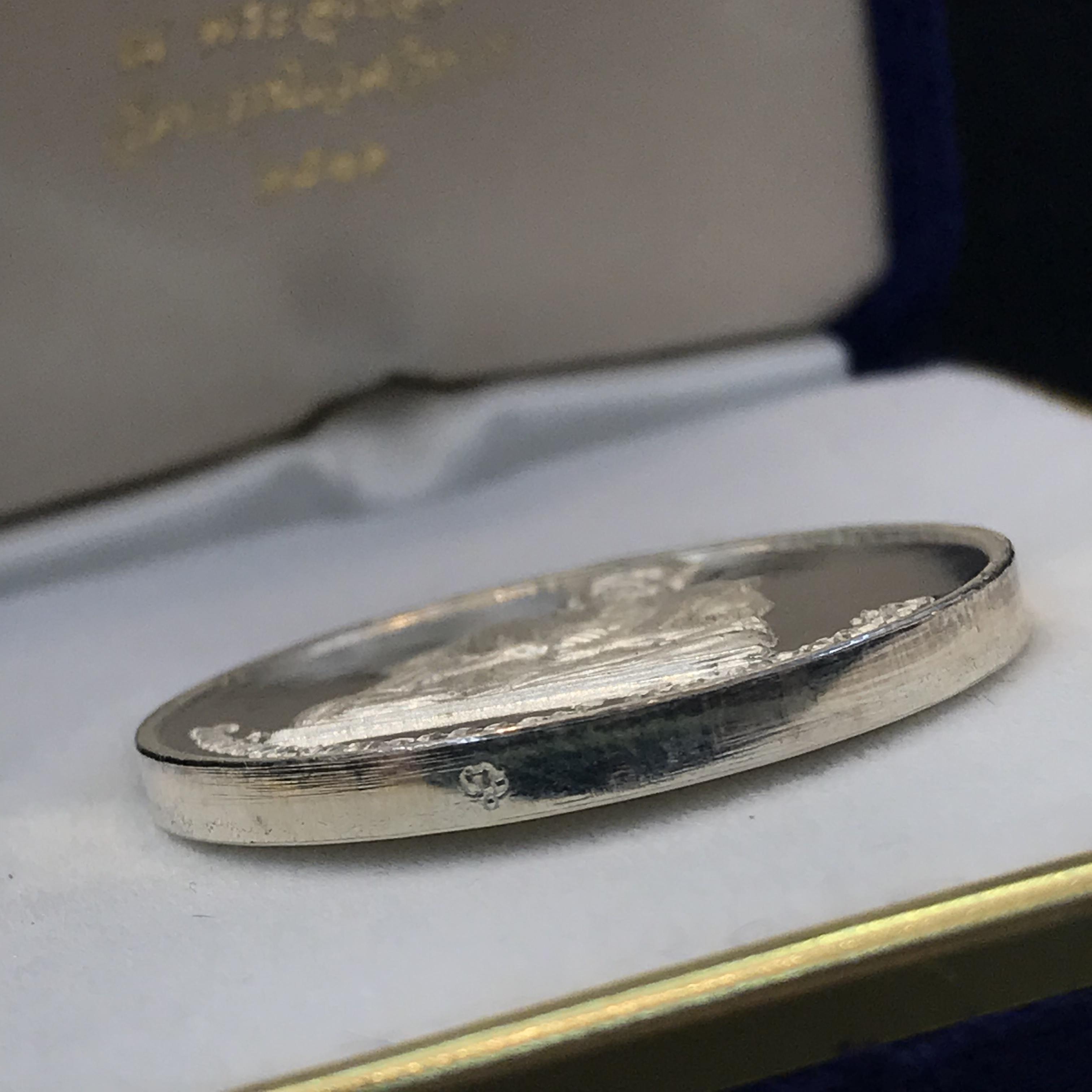 เหรียญรูปเหมือนสมเด็จพุฒาจารย์ (โต พรฺหมฺรํสี) วัดบวรนิเวศวิหาร ปี2536 เนื้อเงินขัดเงา