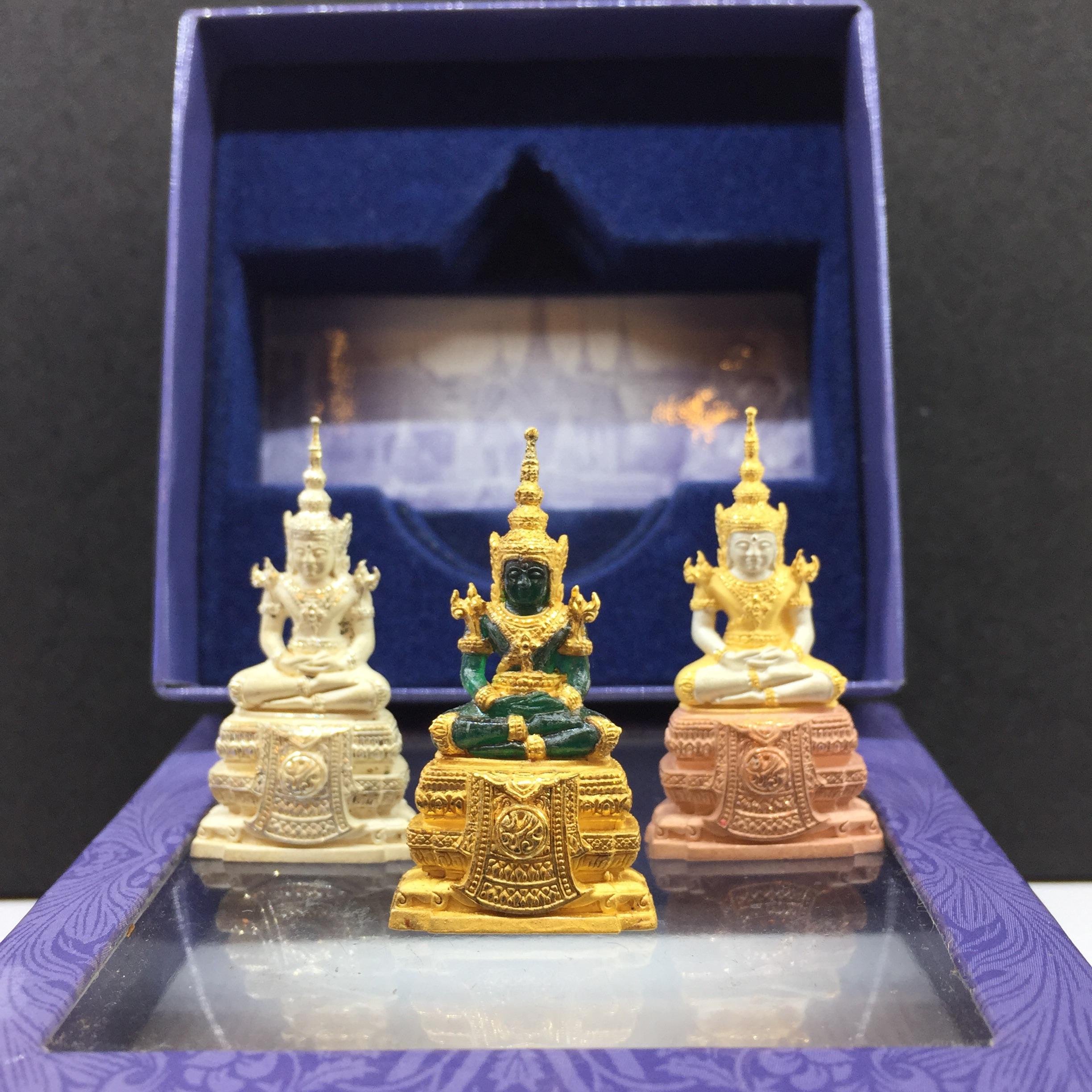 พระแก้วมรกตลอยองค์ ภปร.หน้าตัก 1/2 นิ้ว จัดสร้างโดยรพ.ภูมิพลฯ ปี2547 เนื้อเรซินหุ้มทองคำ+เนื้อเงิน+เนื้อเงินสามกษัตริย์