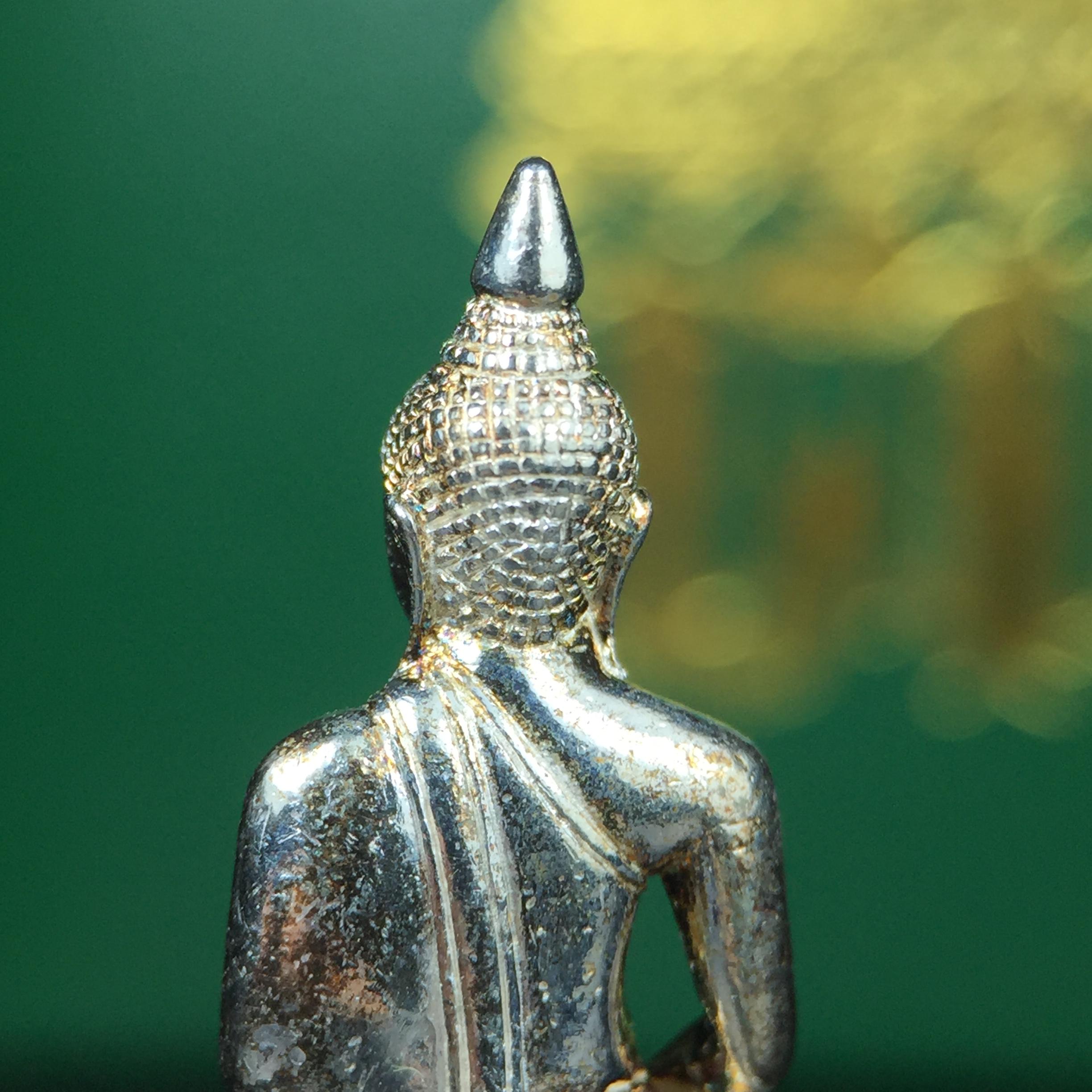 พระพุทธโสธร รุ่น กศก. 120 ปี เนื่องในโอกาสครบ 120 ปี กรมศุลกากร กระทรวงการคลัง จัดสร้าง ปี 2537 เนื้อเงินบริสุทธิ์ 99.9% ผิวขัดเงา(ขึ้นสีรุ้งธรรมชาติสวย)(งานบริษัท แพรนด้า จิวเวลรี่)สวยงดงาม ทรงคุณค่า สีสันที่ธรรมชาติสรรค์สร้าง