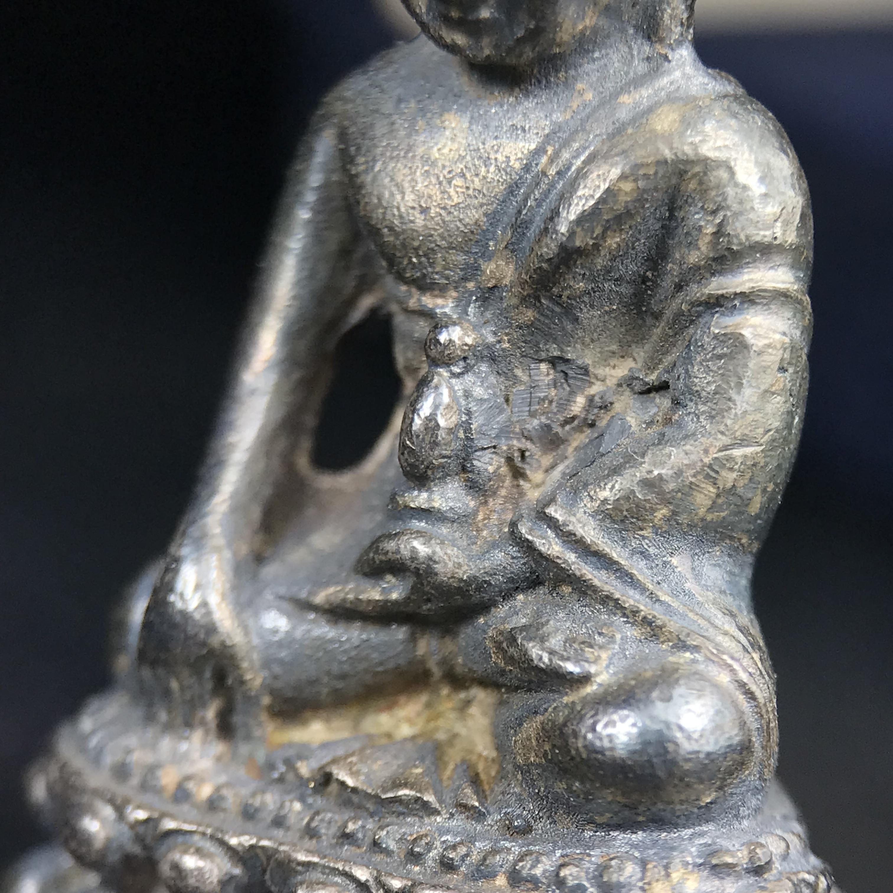 พระกริ่งศาสดา ภปร. วัดบวรนิเวศวิหาร ปี 2532 จัดสร้างในโอกาสสองทศวรรษรามาธิบดี เพื่อศูนย์การแพทย์สิริกิติ์ เนื้อเงิน(ผิวเดิมกลับดำสวยงาม) (พิธีใหญ่ มวลสารมงคล สวยงามเข้มขลัง)สมเด็จพระญาณสังวร สมเด็จพระสังฆราชฯเสด็จเททอง