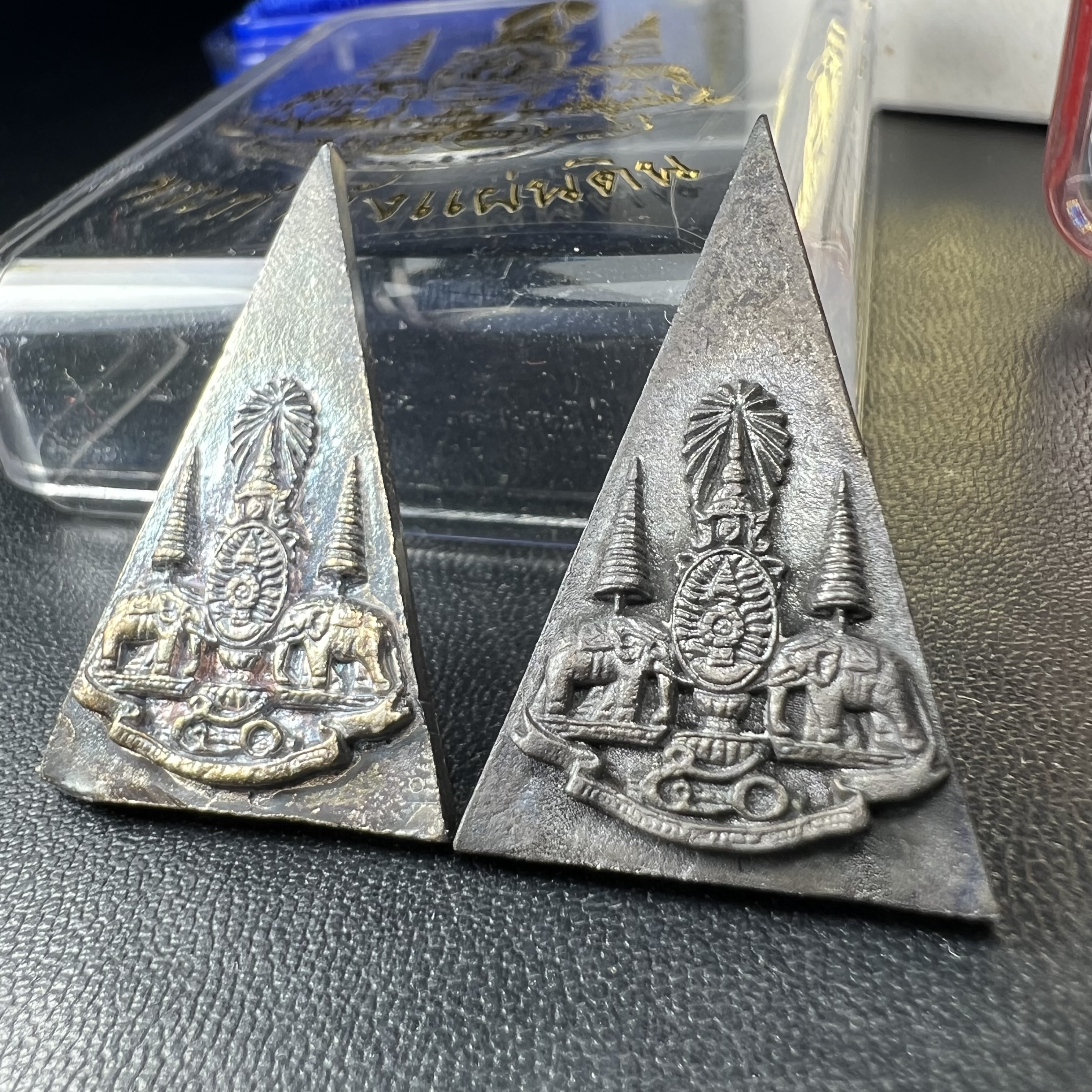 พระกำลังแผ่นดิน (สมเด็จจิตรลดา2) จัดสร้างเฉลิมพระเกียรติ ร.9 ครองราชย์ 50 ปี 2539 เนื้อเงิน(ผิวเดิมกลับดำ รุ้งๆสวย)+เนื้อนวโลหะ(สร้างน้อยหายาก)พร้อมกล่องบรรจุเดิมครบสมบูรณ์(1ใน2539องค์)