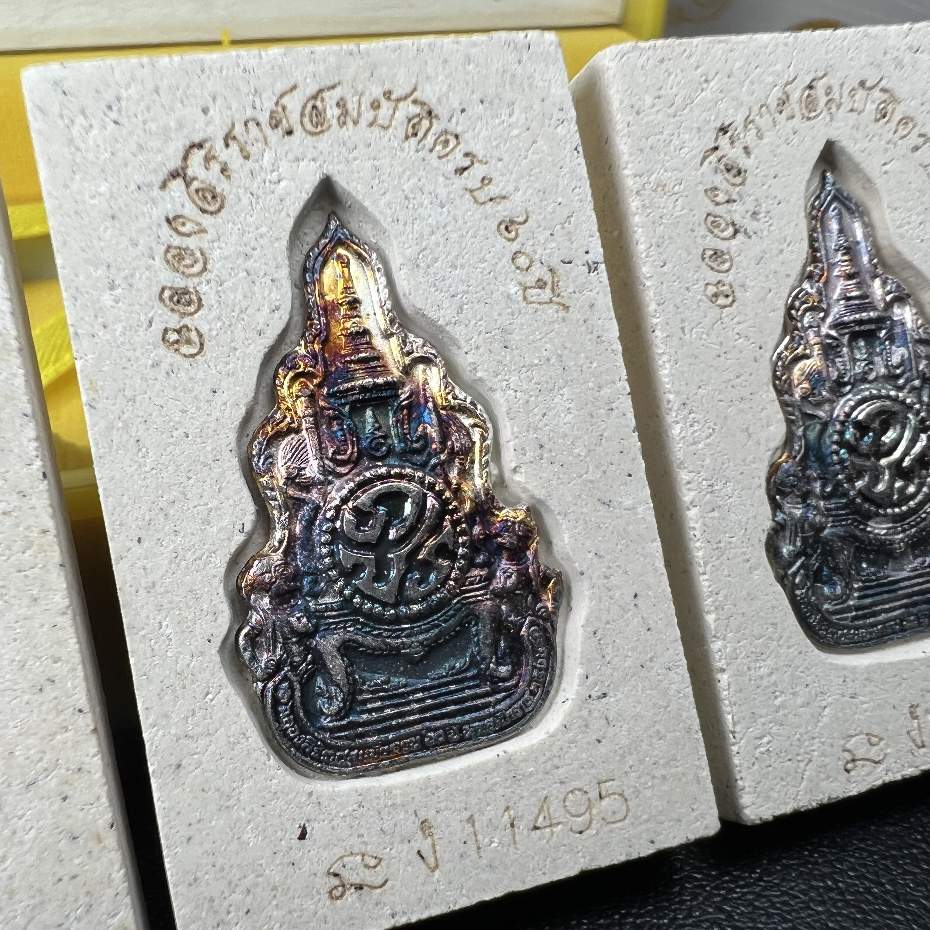 พระสมเด็จพิมพ์ใหญ่ เฉลิมพระเกียรติ พร้อมทั้งอัญเชิญตราสัญลักษณ์ฉลองครองราชย์ครบ 60 ปี เนื้อเงิน 99.9%(ผิวเดิมขึ้นสีรุ้งธรรมชาติ สวย) ประดิษฐานด้านหลังองค์พระ ครบชุด 3 องค์(พระผงพุทธคุณผสมบุษราคัม ไพลิน ทับทิม)