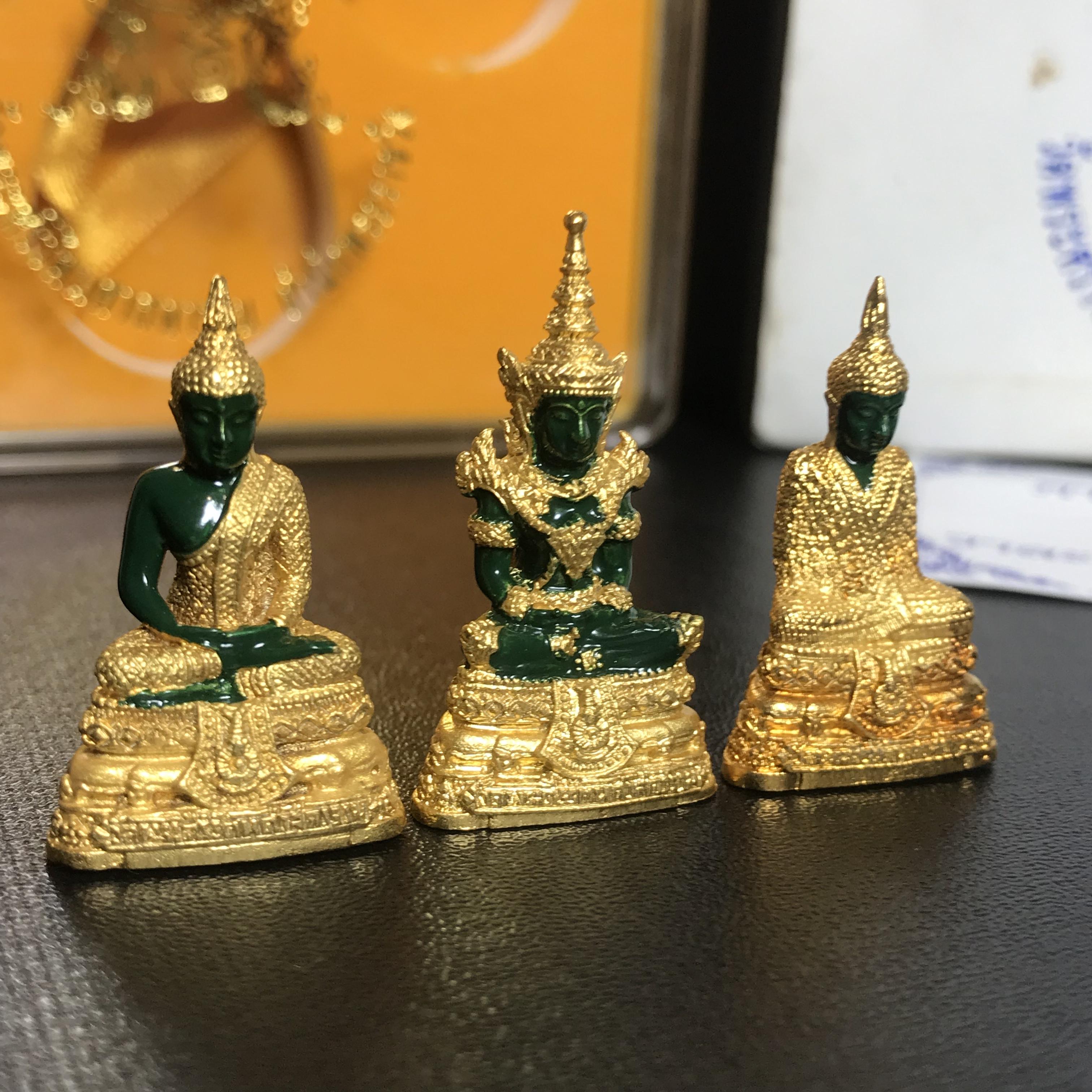 พระพุทธมหามณีรัตนปฏิมากร(พระแก้วมรกต) วัดพระศรีรัตนศาสดาราม สำนักพระราชวัง จัดสร้าง ชุด3 ฤดู ร้อน ฝน หนาว(บรรจุมวลสารใต้ฐาน)