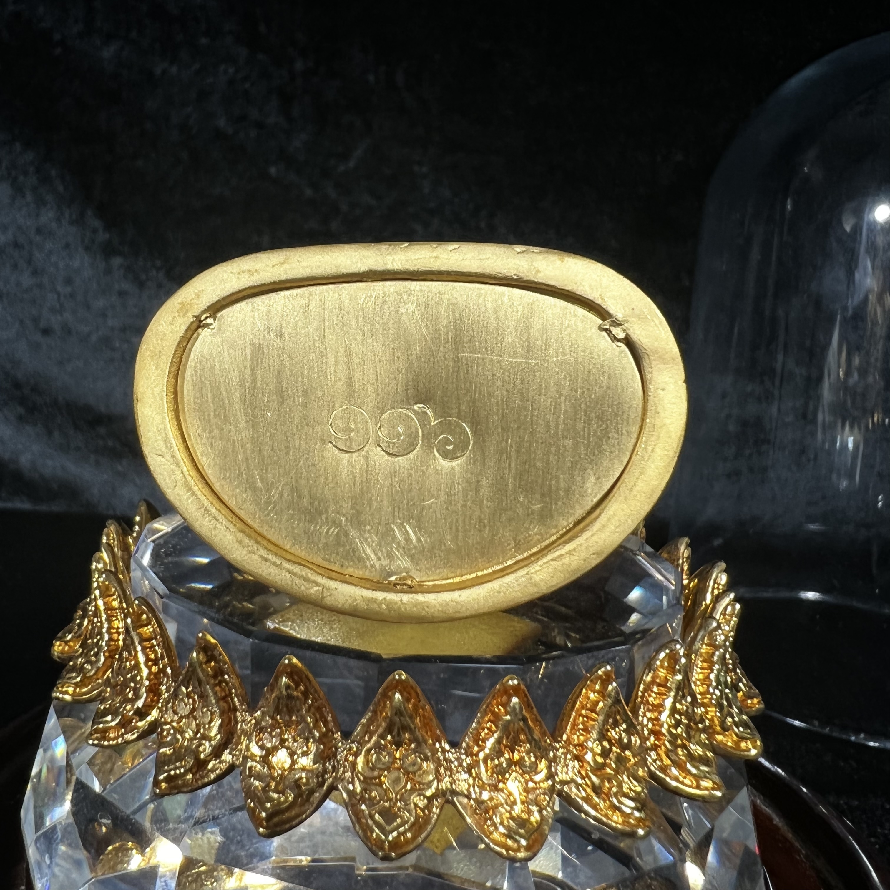 พระแก้วมรกต ภปร.(รุ่นแรก) ปี2545 รุ่นฉลองกรุงรัตนโกสินทร์ครบ 220 ปี หล่อลอยองค์ เนื้อทองคำบริสุทธิ์99.99% ขนาดบูชา 50*90 มม. พร้อมฐานวางครอบแก้วเดิม(สวยงามและหายากมาก)(1ใน1000องค์)