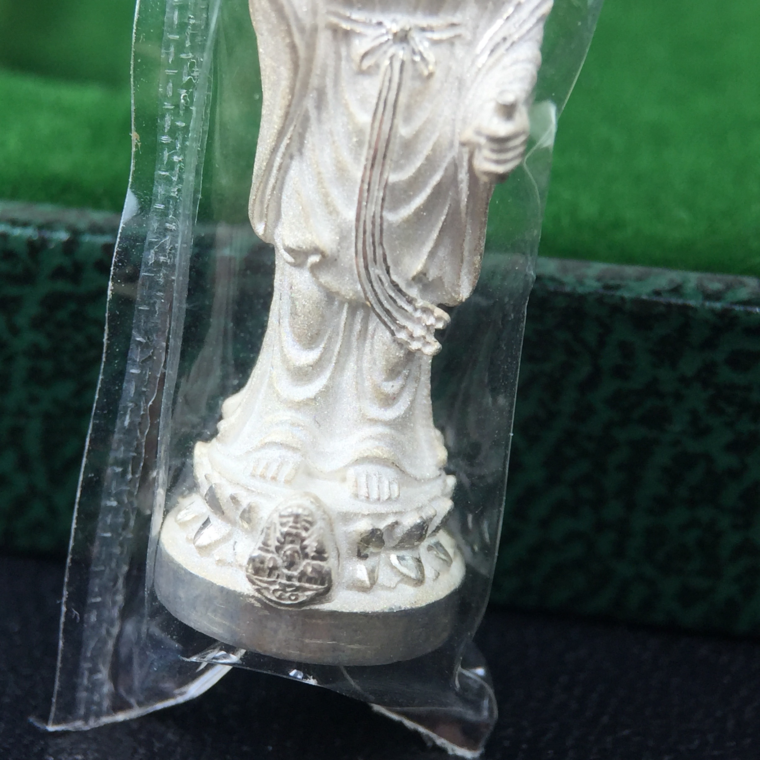 พระโพธิสัตว์อวโลกิเตศวร (เจ้าแม่กวนอิม) รุ่นฉลองปีกาญจนาภิเษก ปี 2540 เนื้อเงินบริสุทธิ์ 99.9%(นวลเงา) เทศบาลนครหาดใหญ่จัดสร้างถวายเฉลิมพระเกียรติพระบาทสมเด็จพระเจ้าอยู่หัวทรงครองสิริราชสมบัติครบ 50 ปี(สภาพซีนซองเดิมกล่องบรรจุการ์ดใบรับรองเดิมครบ)หายาก