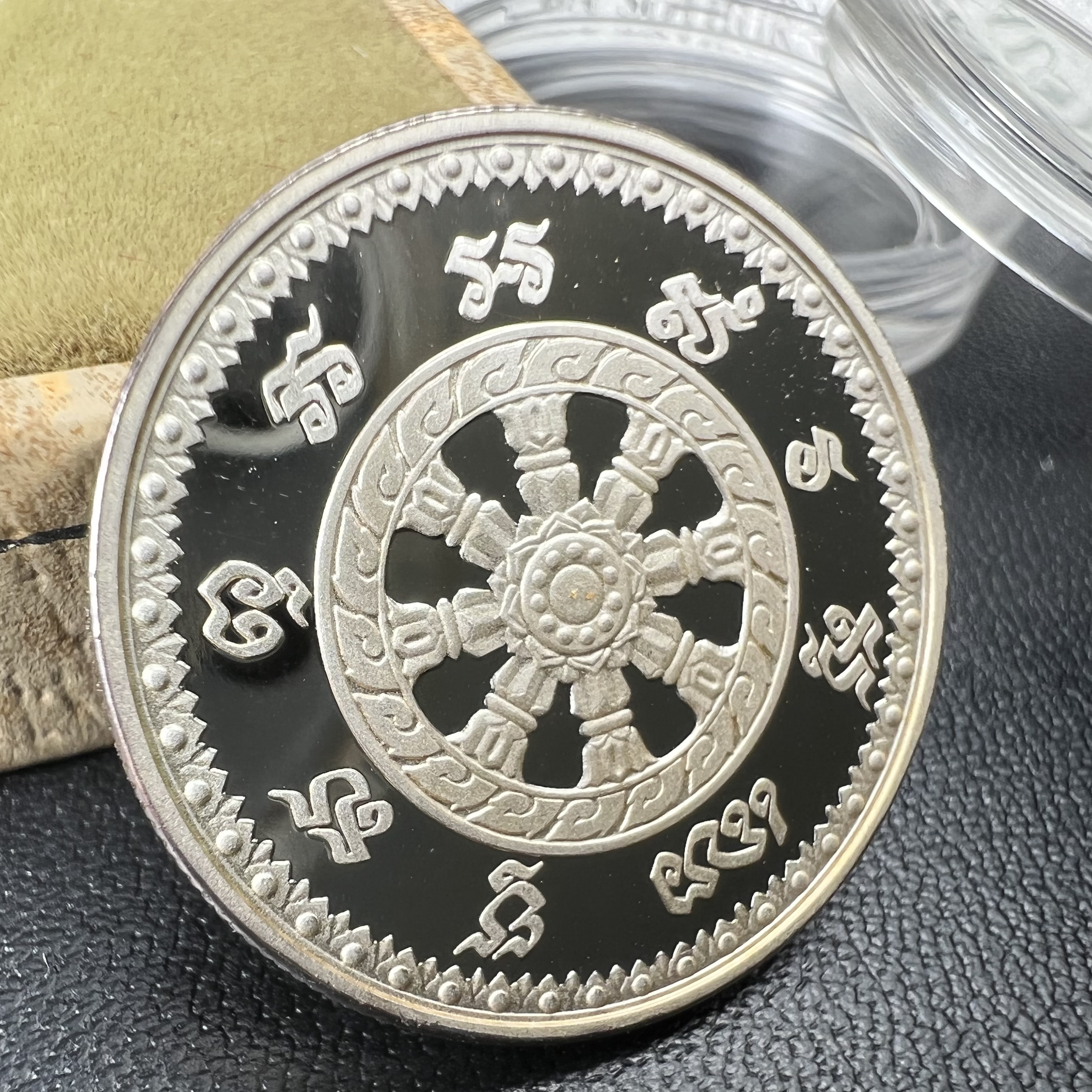 เหรียญพระพุทธโสธร รุ่นนานาชาติ(รุ่นแรก) วัดโสธรวรารามวรวิหาร ปี 2537 หลังพระธรรมจักร เนื้อเงินขัดเงา ขนาด 2.5 มม.สภาพสวยพร้อมกล่องและการ์ดใบรับรองเดิมครบสมบูรณ์(1 ใน 5000 เหรียญ)