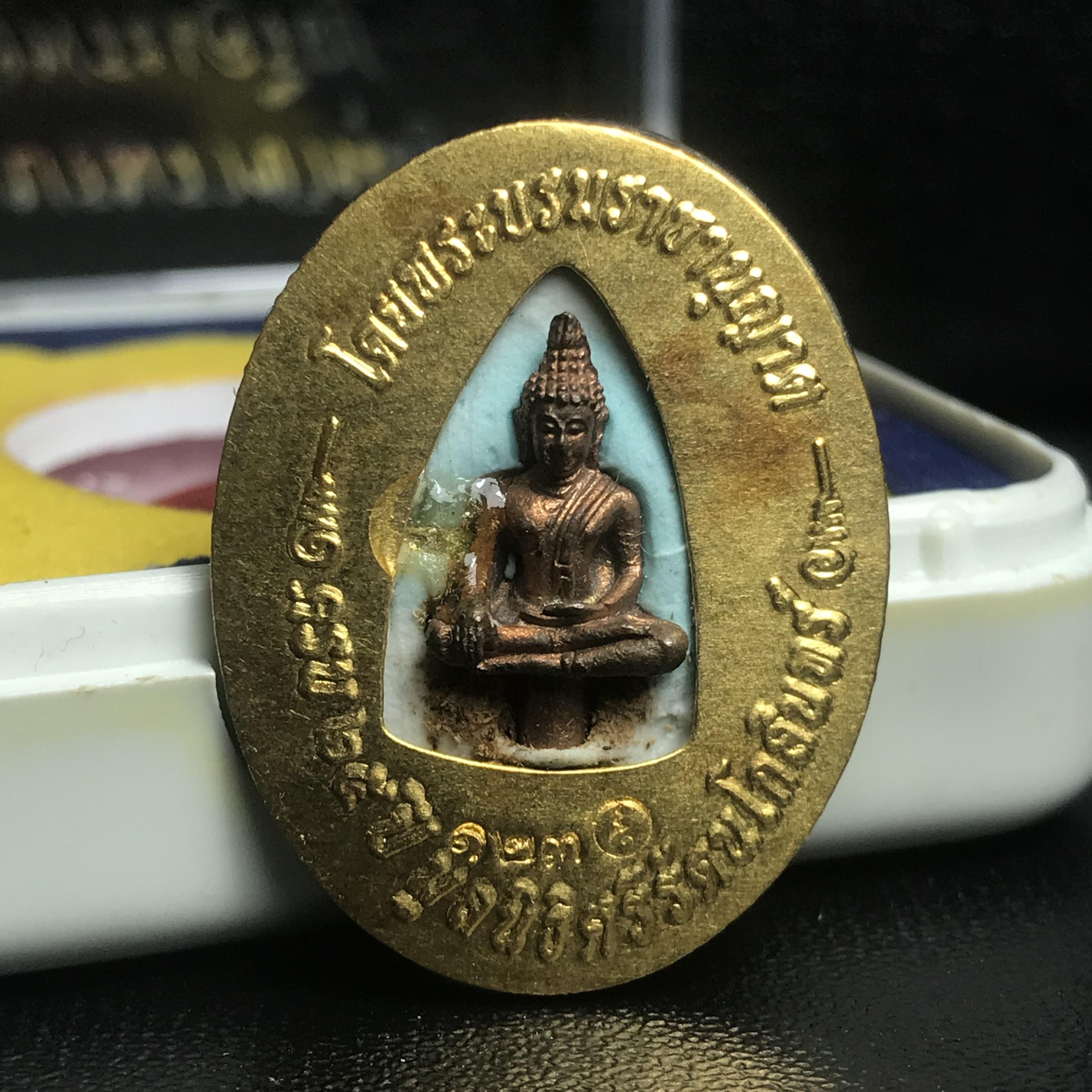 ล็อกเกตในหลวงรัชกาลที่9 ที่ระลึกครบ 25 ปี มูลนิธิศรีรัตนโกสินทร์ วัดสุทธาราม พ.ศ. 2550 พิมพ์ทรงวงรีรูปไข่เล็ก ฉากสีทอง หลังปิดแผ่นทองคำ ฝังพระยอดธง บรรจุมวลสารจิตรลดาและเกศาในหลวง ร.9 (หมายเลข 123)(นัมเบอร์สวยเลขเรียง)(นิยมหายากสุด)(1 ใน 422 องค์)