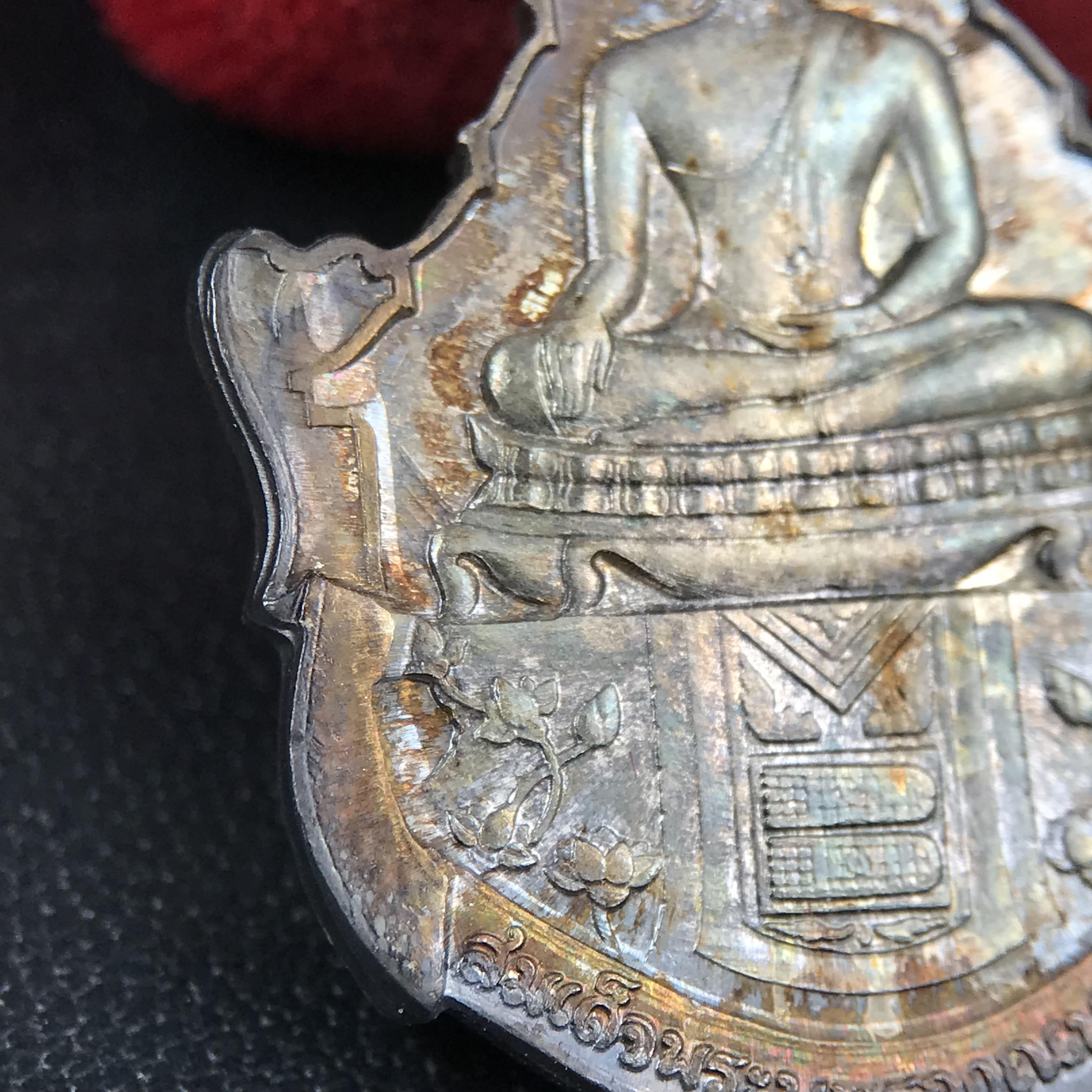 เหรียญพระพุทธญาณนเรศวร์ รุ่นแรก หลังพระปรมาภิไธย ภปร.และ สก.วัดญาณสังวราราม จ.ชลบุรี ปี 2527 เนื้อเงิน(ผิวเดิม ขึ้นรุ้งผิวน้ำทองกระจายทั่วเหรียญสวยมาก)ขนาด 2.3 x 3.8 ซม. พร้อมกล่องเดิม สมเด็จพระญาณสังวร ประธานในพิธีมหาพุทธาภิเษก(เนื้อเงินพบเจอน้อย หายาก)