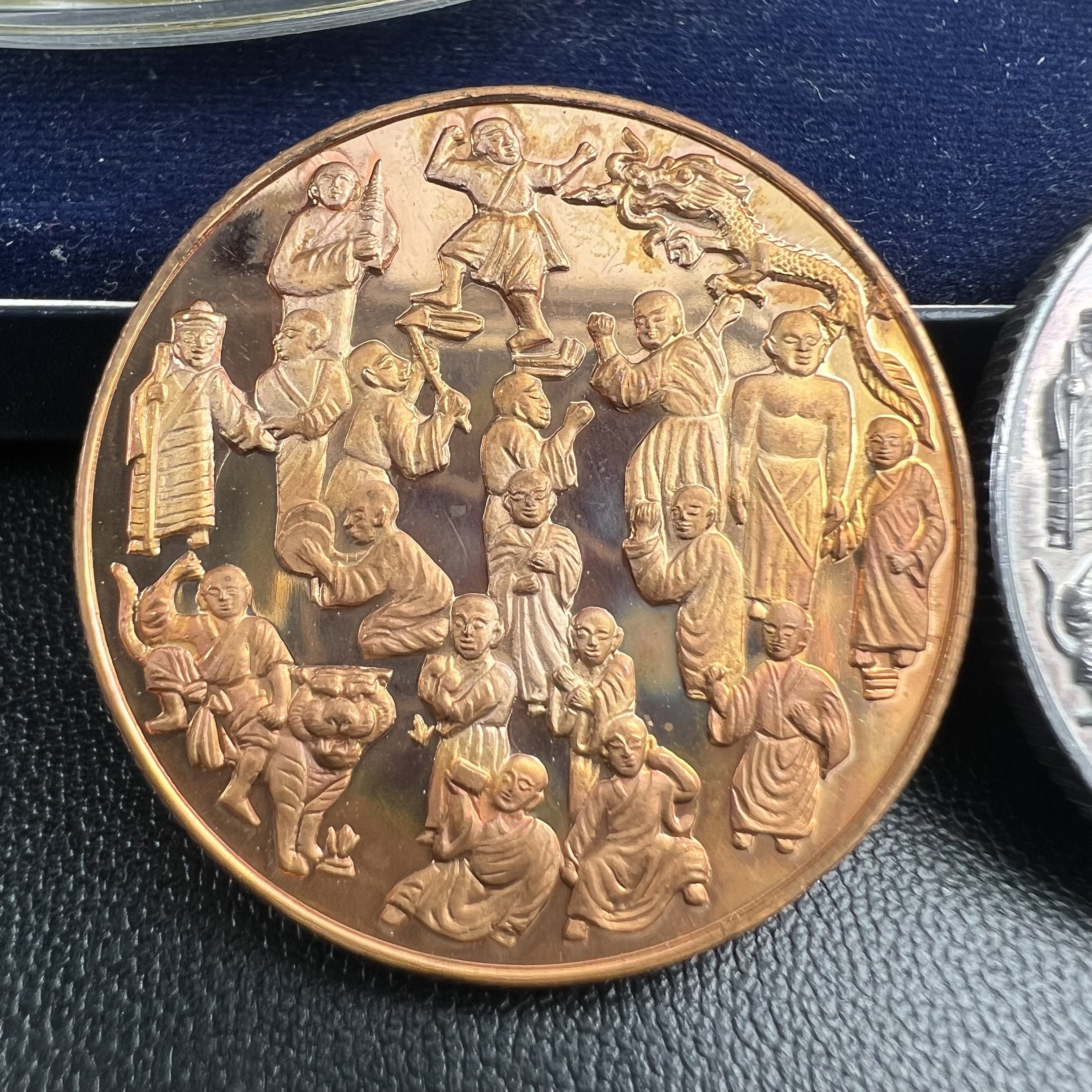 เหรียญจับโป้ยล่อหั่น 18 อรหันต์(18 เซียน)รุ่นกาญจนาภิเษก ปี2539 พิธีพุทธาภิเษก ณ วัดบวรนิเวศวิหาร ขนาด3.2ซม. ชุดเนื้อเงินและเนื้อทองแดงขัดเงา ขอบเหรียญแบบสตางค์ หลังตราสัญลักษณ์ปีกาญจนาภิเษก พร้อมกล่องบรรจุเดิมครบ สุดยอดสิริมงคล โชคลาภค้าขาย สารพัดกันภัย