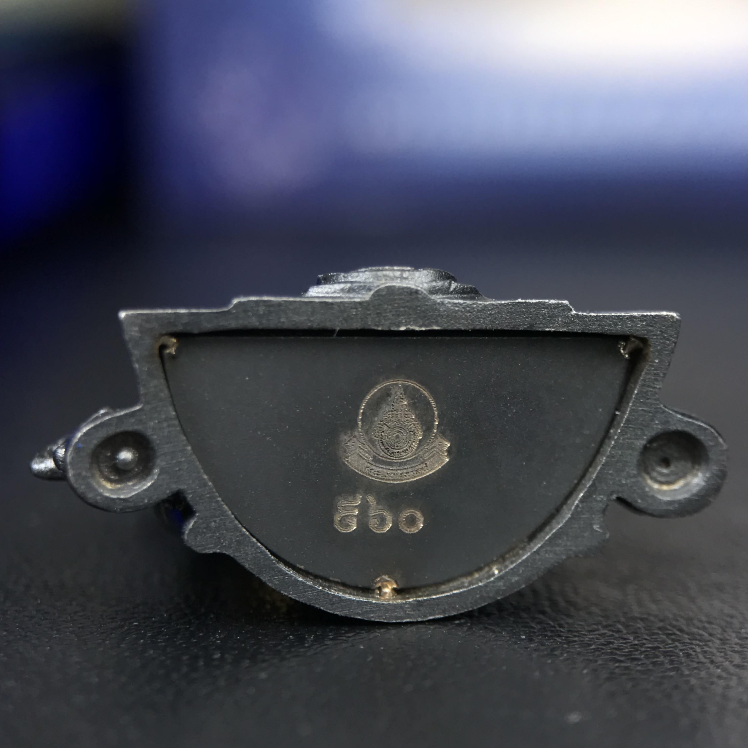 พระพุทธชินราช ภปร. โครงการ เพราะแผ่นดินนี้คือแผ่นดินเกิด เนื้อเงินชุบทองคำซุ้มรมดำ ปี2551 ขนาดหน้าตัก1/2นิ้ว(3.5*2.5 ซม.)ประกอบพิธี ณ พระอุโบสถ วัดพระศรีรัตนศาสดาราม(วัดพระแก้ว)และพระวิหารวัดพระศรีรัตนมหาธาตุวรมหาวิหาร(จ.พิษณุโลก)(สวยงามหายาก)1ใน5000องค์