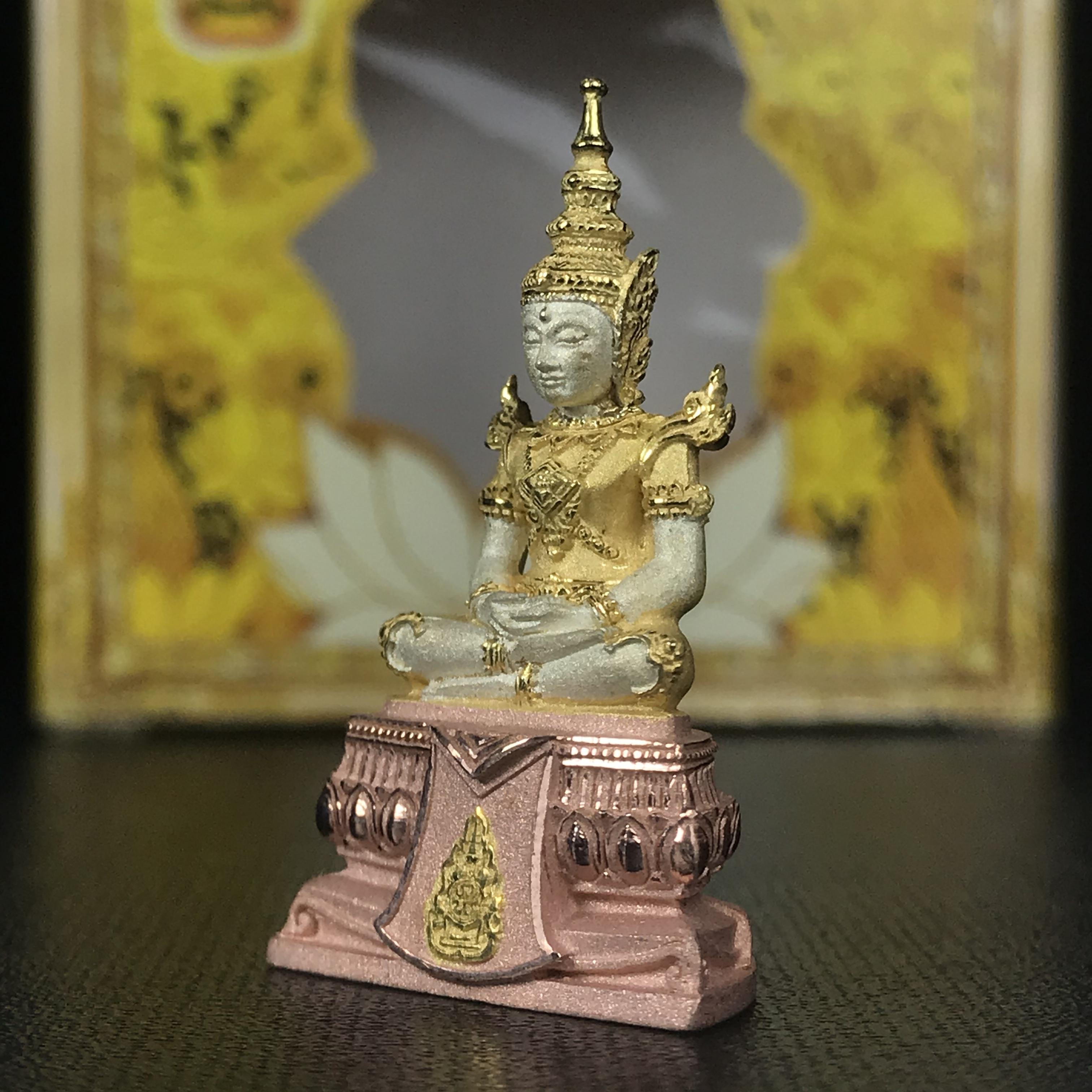 พระแก้วมรกต(จำลอง)ลอยองค์ ขนาดหน้าตัก 1/2 นิ้ว ทรงเครื่องฤดูร้อน เนื้อเงินสามกษัตริย์ ตราสัญลักษณ์ฉลองสิริราชสมบัติ ครบ 60 ปี พ.ศ.2549(สภาพสวย ครบ สมบูรณ์))