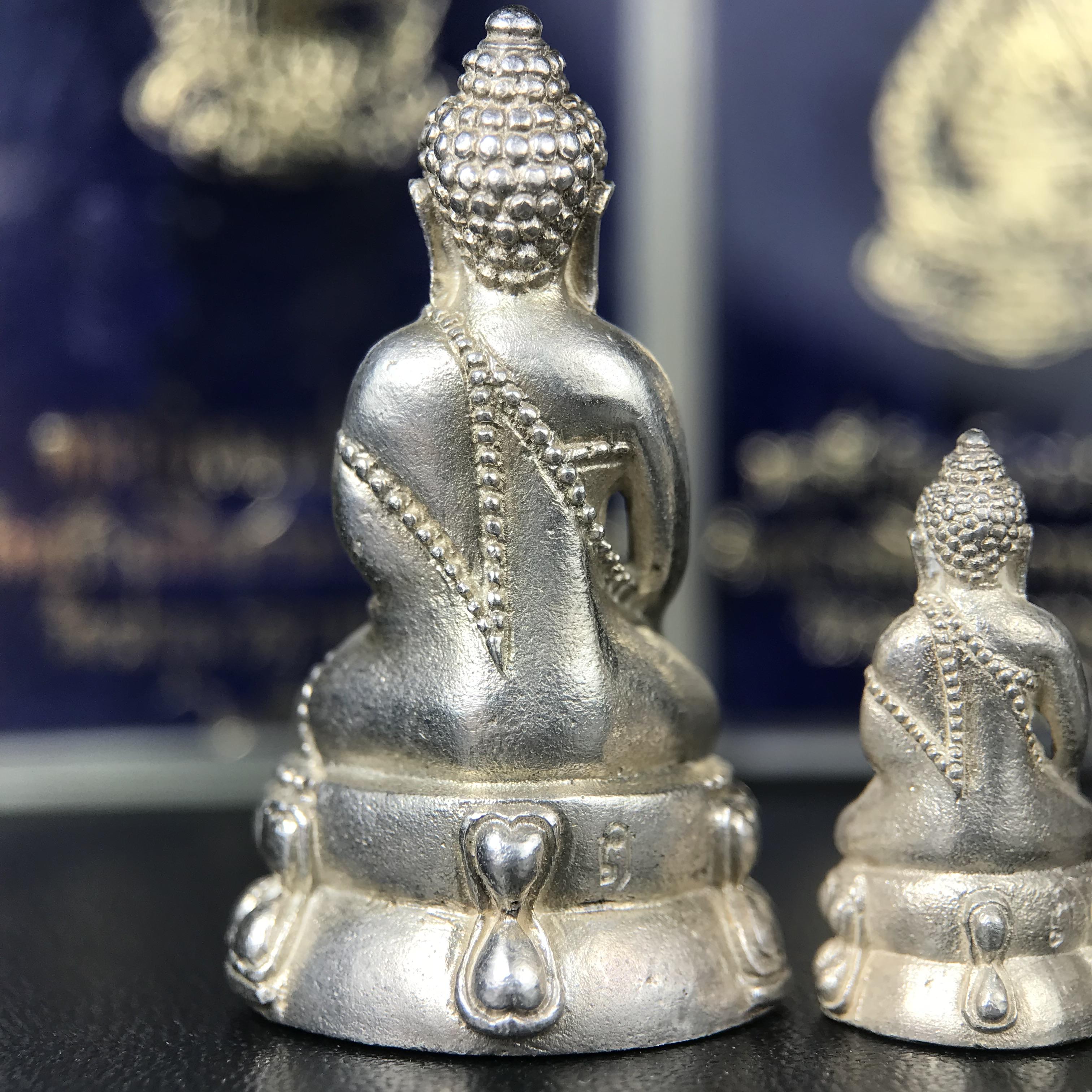 พระกริ่งนวปทุม ภปร.-พระชัยวัฒน์นวปทุม ภปร.-พระกริ่งไพรีพินาศ ภปร. รุ่นแรก วัดปทุมวนาราม ครบชุดเนื้อเงิน ปี2535(ในหลวงรัชกาลที่9เสด็จเททอง)(1ใน3000องค์)หายาก***เก็บทีเดียวครบชุดไปเลยรุ่นนี้ แนะนำ....ตอนนี้หายากแล้ว***