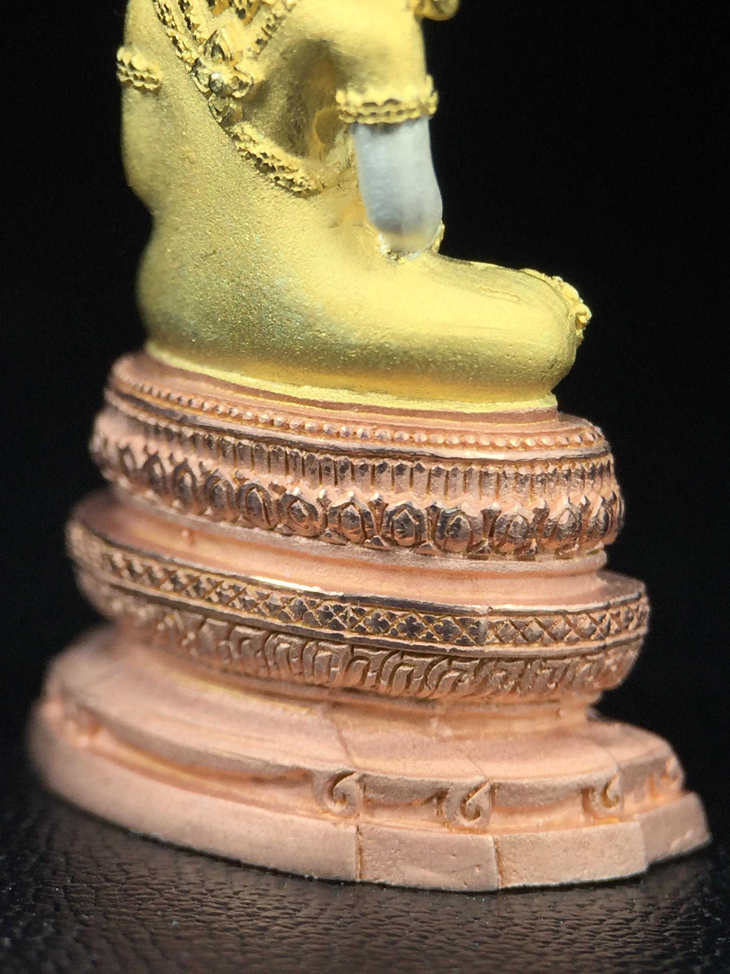 พระแก้วมรกต ภปร. ปี2547 จัดสร้างโดย รพ.ภูมิพลฯ เนื้อเงิน (3 กษัตริย์)ลอยองค์ หน้าตัก 1/2 นิ้ว งดงามทรงคุณค่าอีกหนึ่งรุ่นยอดนิยม หายาก