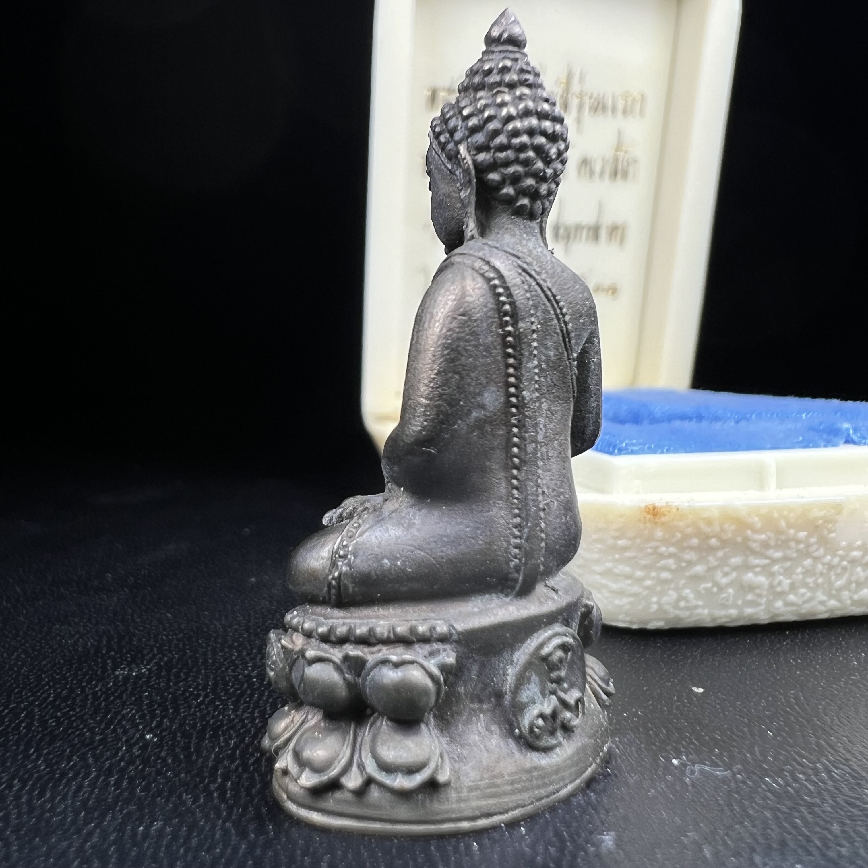 พระกริ่งพิชัยรังสี รุ่นแรก วัดป่าชัยรังสี จ.สมุทรสาคร ปี 2531 เนื้อนวโลหะ ออกแบบโดยนายช่างเกษม มงคลเจริญ ช่างมือหนึ่งแห่งยุค ปลุกเสกโดยพระเกจิอาจารย์ที่มีชื่อเสียงในยุคนั้นมาร่วมพิธีกันหลายรูป พุทธศิลป์ออกแบบได้สวยงดงาม พร้อมกล่องบรรจุเดิมครบ