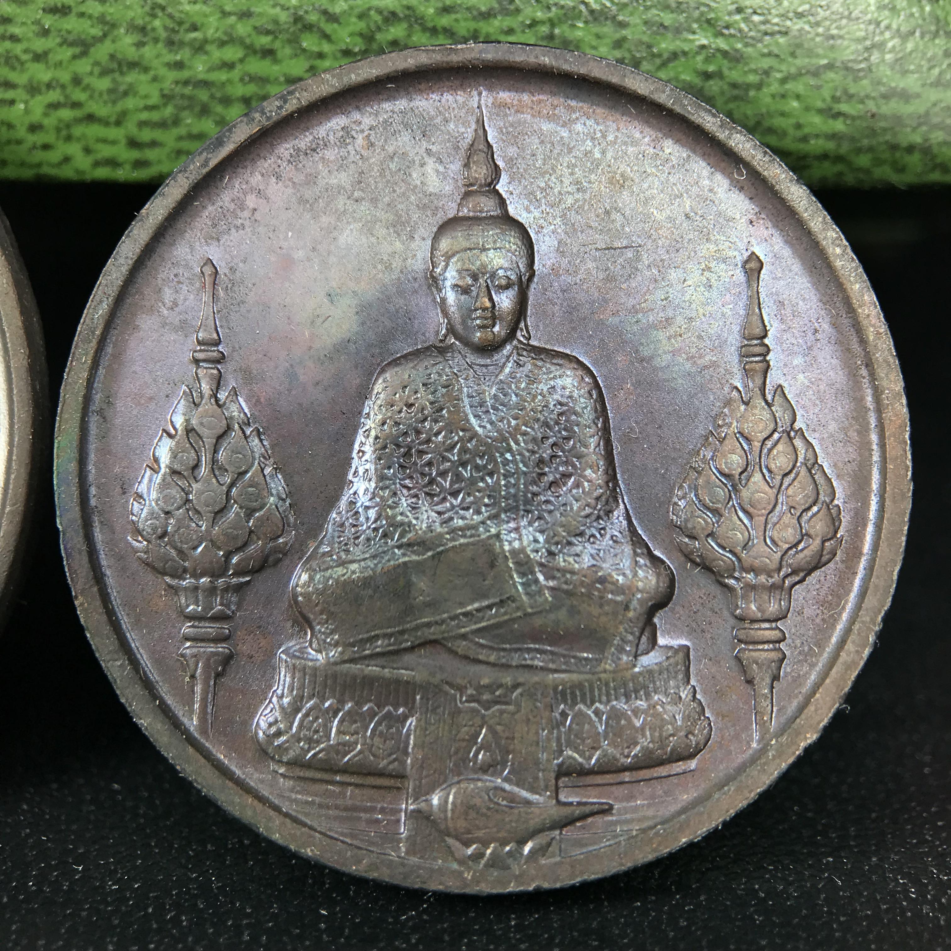 เหรียญพระแก้วมรกตหลัง ภปร. ฉลองกรุงรัตนโกสินทร์ครบ 200 ปี พ.ศ.2525 เนื้อทองแดงกล่องบรรจุเดิมครบ3พิมพ์(บล็อกพระราชศรัธา)(ในหลวงรัชกาลที่9 เสด็จในพิธี)พระคู่บ้านคู่เมือง...พระดี...พิธีใหญ่