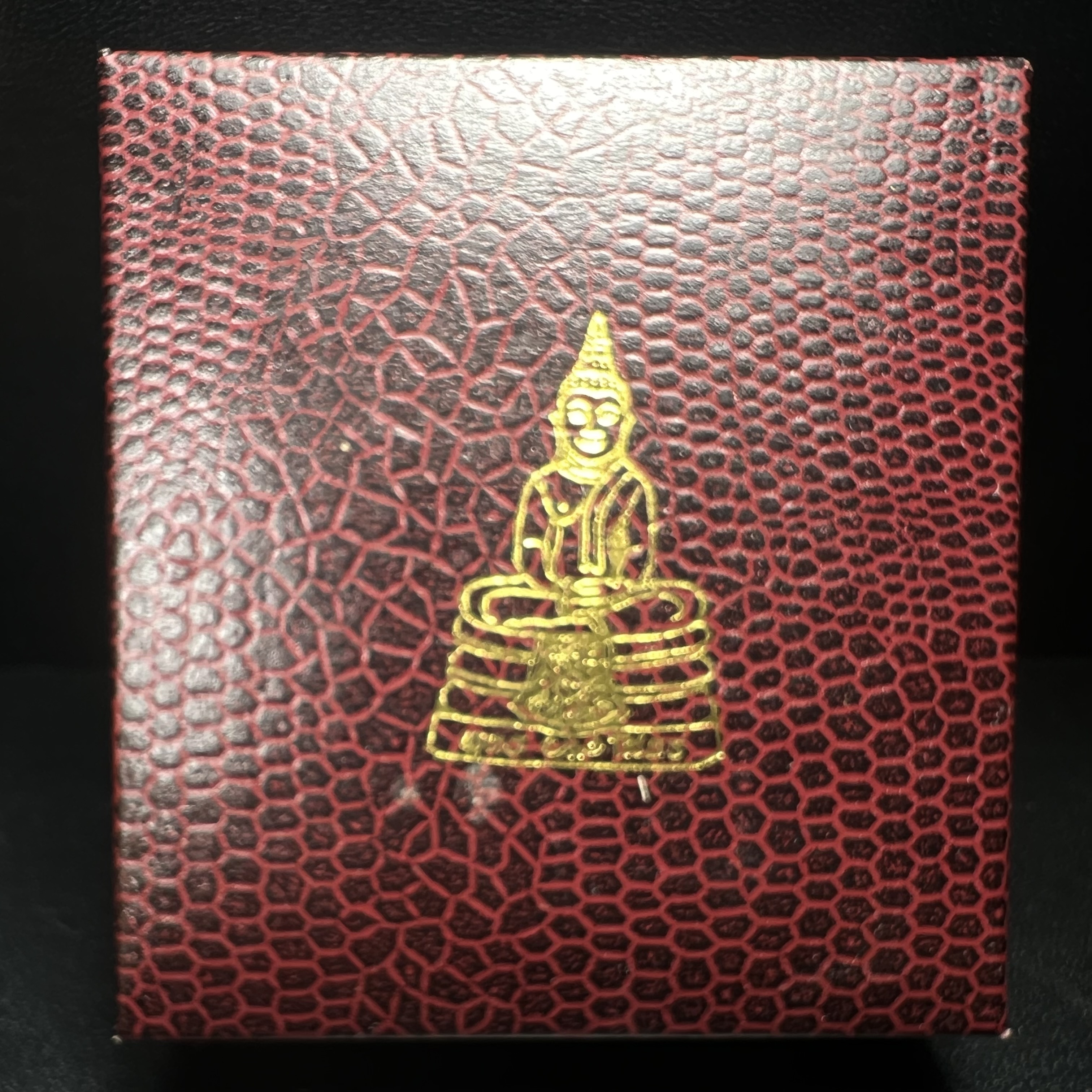 พระพุทธโสธร(หลวงพ่อโสธร) รุ่นสร้างอุโบสถ ปี2539 เนื้อเงินทรายนวลขัดเงาบางส่วน ลอยองค์พิมพ์ใหญ่ สภาพสวยกล่องบรรจุเดิมครบสมบูรณ์(งานแพรนด้า จิวเวลรี่)สวยงดงาม