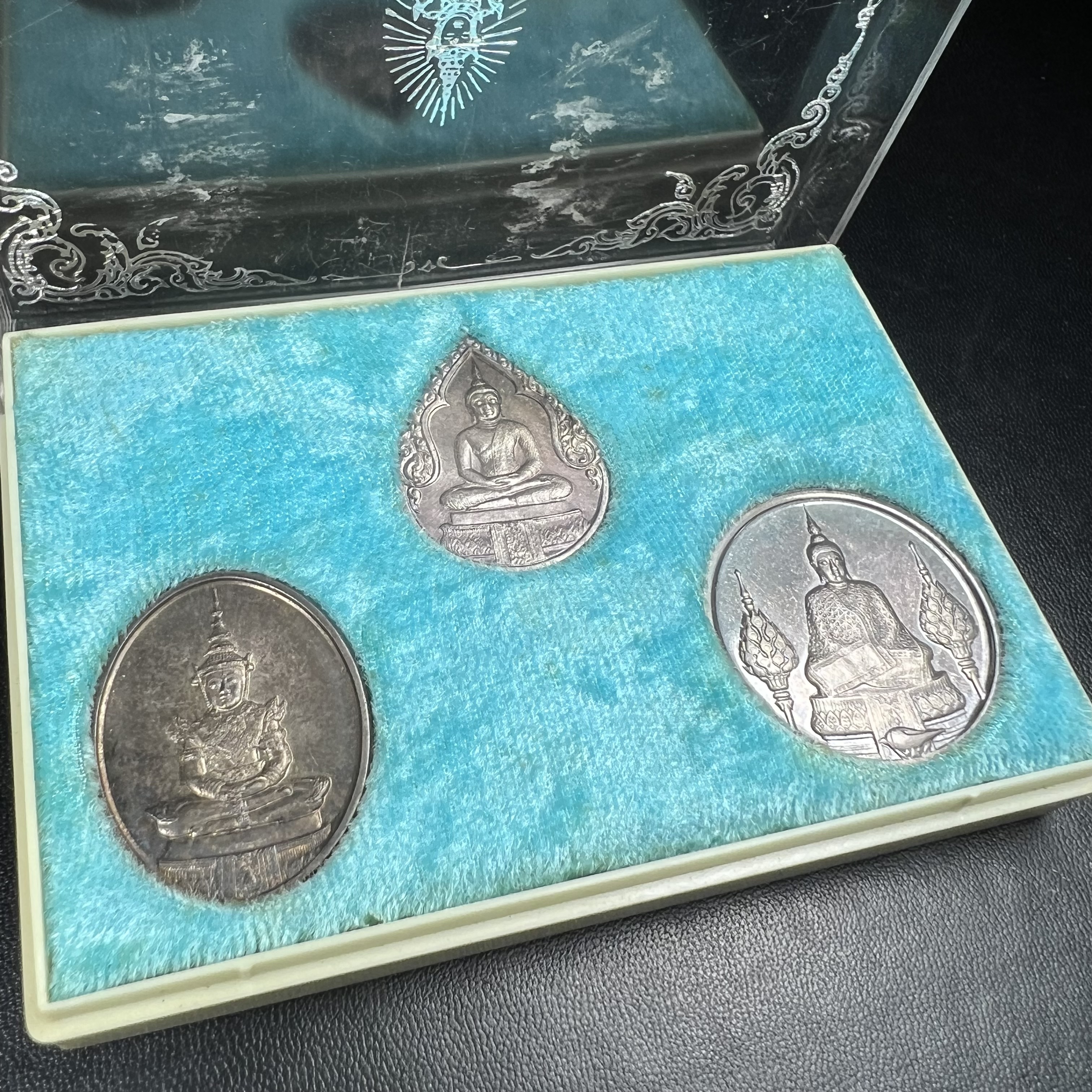 เหรียญพระแก้วมรกตหลัง ภปร. ฉลองกรุงรัตนโกสินทร์ครบ 200 ปี พ.ศ.2525 เนื้อเงิน(ผิวเดิมสวย)กล่องบรรจุเดิมครบ 3พิมพ์ ร้อน ฝน หนาว(บล็อกแรกไม่มีพระราชศรัธานิยม)(ในหลวงรัชกาลที่9 เสด็จในพิธี)พระคู่บ้านคู่เมือง...พระดี...พิธีใหญ่(บล็อกแรกครบชุด ผิวเดิม หายาก)