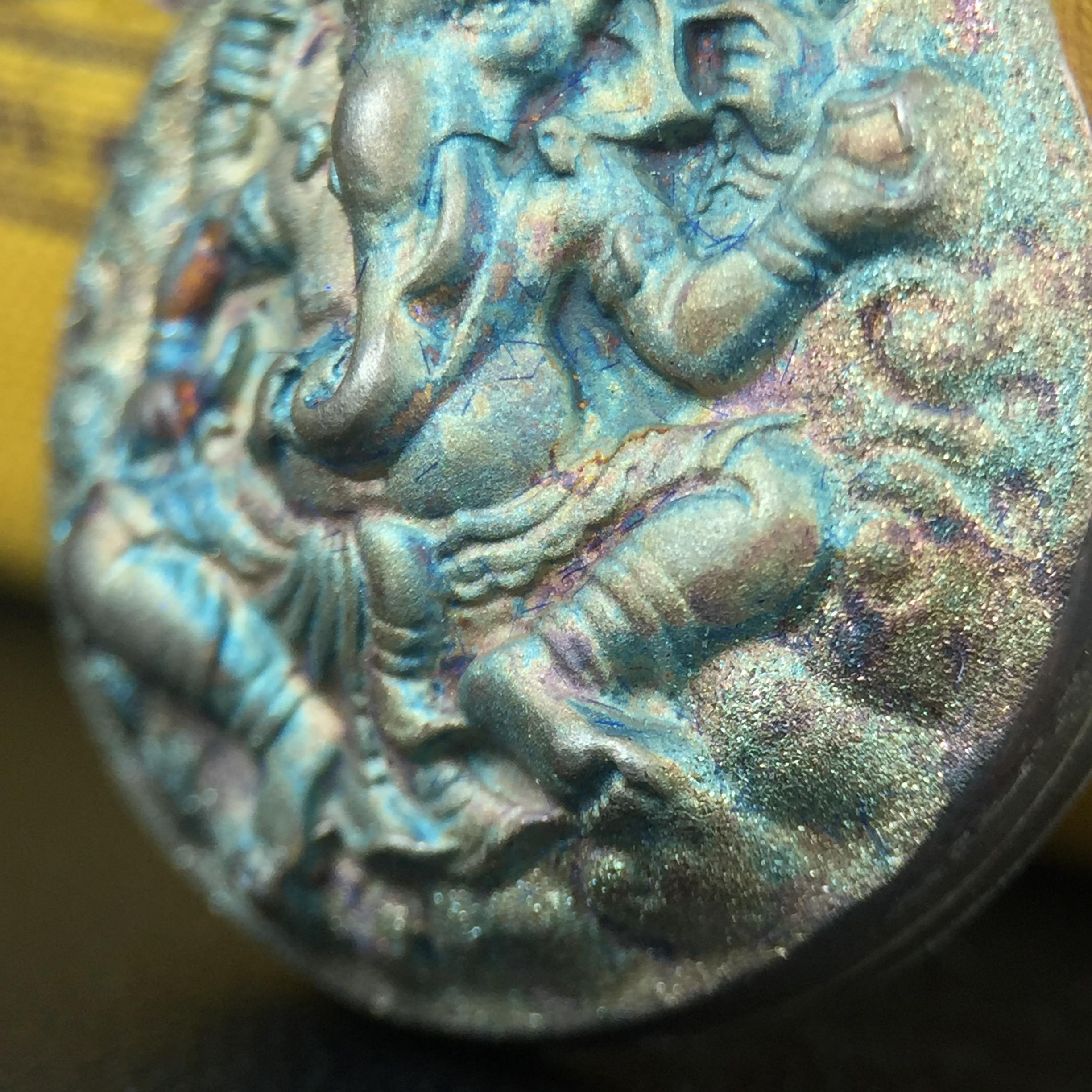 เหรียญพระพิฆเนศวร ญสส. ชุดกาญจนาภิเษกครองราชย์ 50 ปี พุทธศักราช 2538 พิมพ์ใหญ่(2.9 ซม.) เนื้อเงินผิวเดิมกลับดำขึ้นสีรุ้งเข้มขลังงดงามธรรมชาติสร้างสรรค์ สภาพสวยเดิมพร้อมกล่องบรรจุเดิม ตอกโค๊ดหมายเลขกำกับ(1ใน 5539องค์)