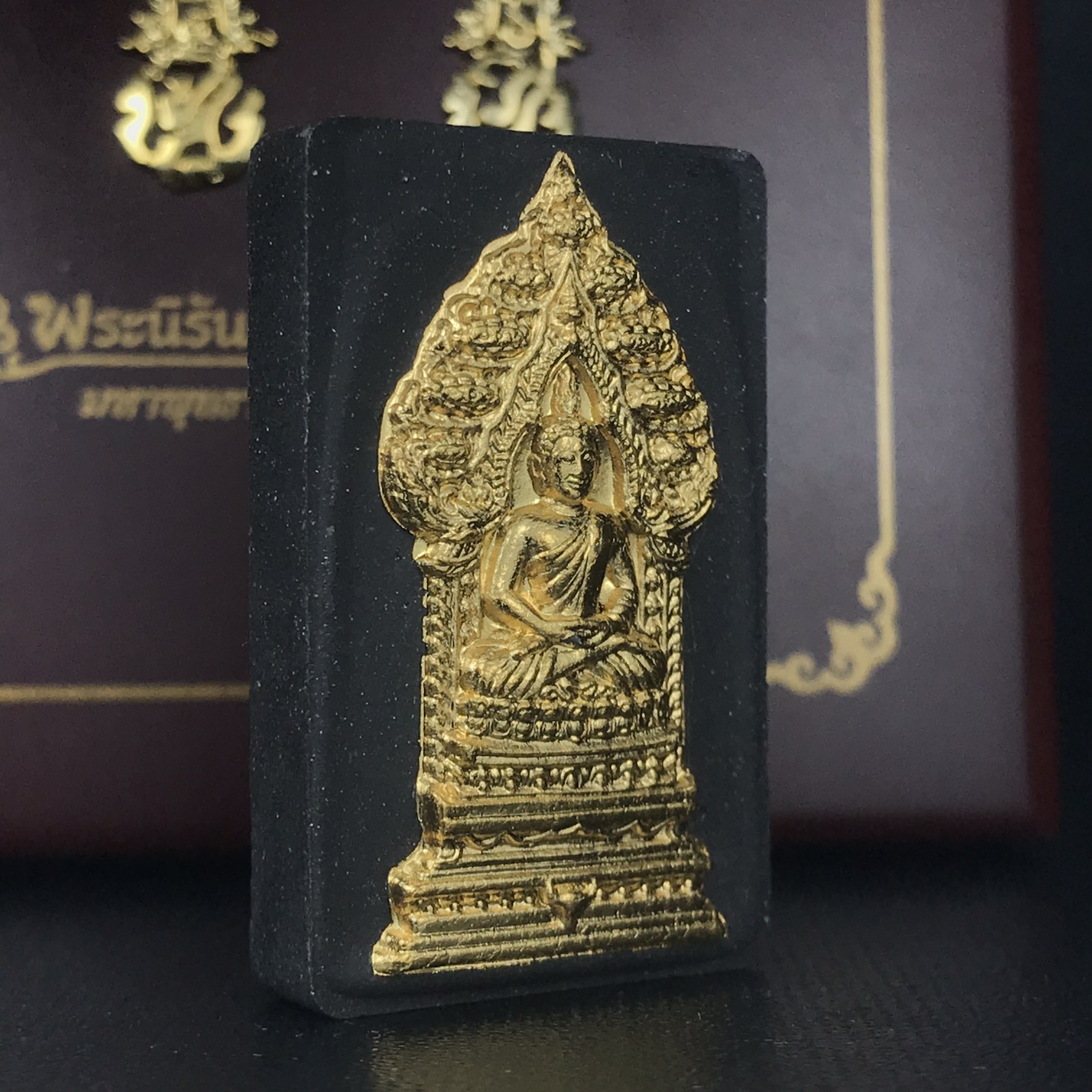 พระนิรันตรายสองกษัตริย์ มหาพุทธานุภาพแห่งแผ่นดิน ปี2552 "พระผู้ปกป้องคุ้มครองจากภัยอันตรายทั้งปวง" พระผงพิมพ์สมเด็จหน้าปัดทอง สีดำด้านหลังฝังนวโลหะชุบนาก เชิญอักษรพระปรมาภิไธยสองกษัตริย์(จปร.และ วปร.) พร้อมกล่องบรรจุเดิมครบชุด