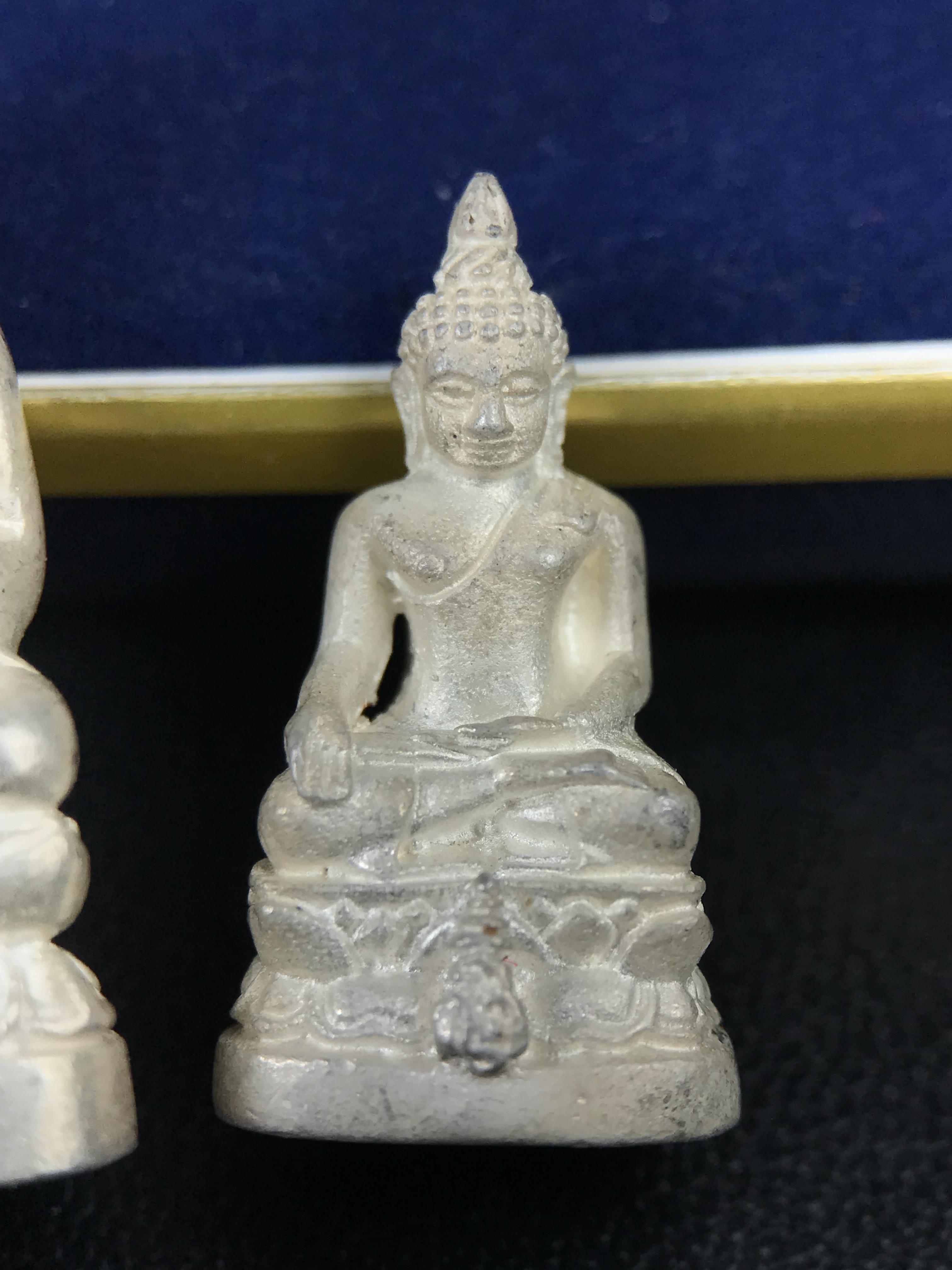 พระกริ่ง-พระชัยวัฒน์ ไพรีพินาศ ญสส.รุ่น นวฤทธิ์โภคทรัพย์ ปี 2544 อุดผงพุทธคุณ บรรจุมวลสารจิตรลดา และเส้นพระเกศาของสมเด็จพระญาณสังวร พระสังฆราชฯ พร้อมกล่องบรรจุเดิม เนื้อเงิน ก้นทองคำ(พิมพ์กรรมการ)ชุดหมายเลข ๒(1ใน 89 ชุด) หายากพบเจอน้อยมาก