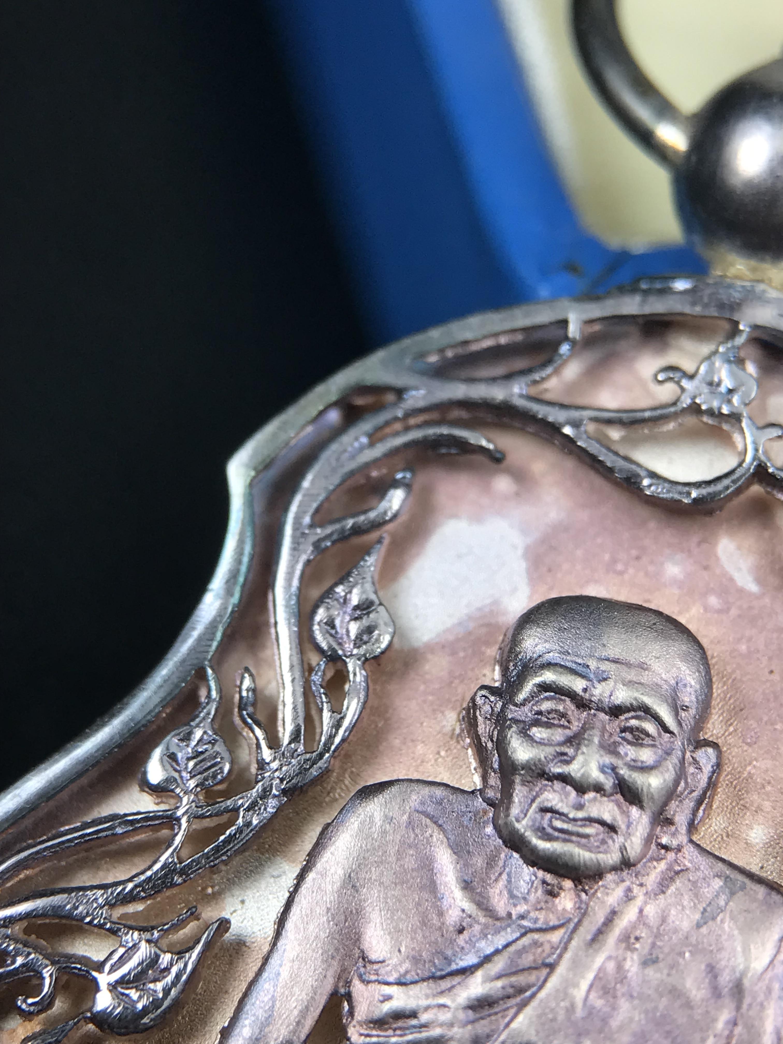 เหรียญหลวงปู่ทวด พระนามาภิไธย สก. แบบงานฉลุโบราณ(HAND MADE) ปี 2544 เนื้อเงิน(ผิวเดิมขึ้นสีรุ้งออกม่วงธรรมชาติสวยมาก) พิธีปลุกเสก ณ อุโบสถวัดช้างให้ และ พิธีมังคลาภิเษก ณ พระอุโบสถ วัดพระศรีรัตนศาสดาราม(วัดพระแก้ว) (1 ใน 2000 เหรียญ)พบเจอน้อยหายากมาก