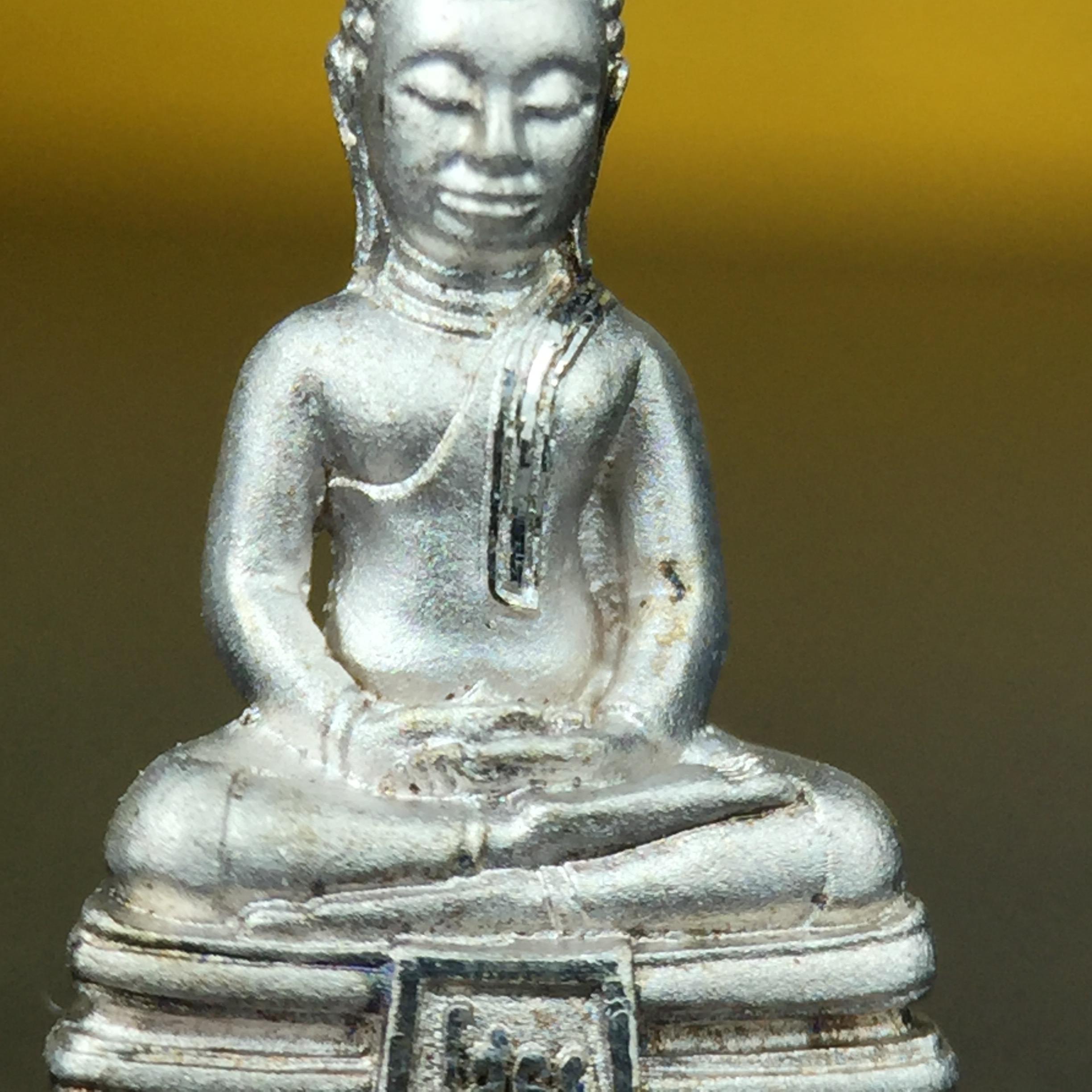 พระพุทธโสธร คุ้มเกล้าฯ ภปร.(ใต้ร่มพระบารมี คุ้มเกล้า) 60ปี รพ.ภูมิพลฯ พ.ศ.2552 เนื้อเงิน ชุบทองคำขาว(ลอยองค์พิมพ์ เล็ก ขนาด 11.5*10.5 มม.) 1 ใน 20000 องค์