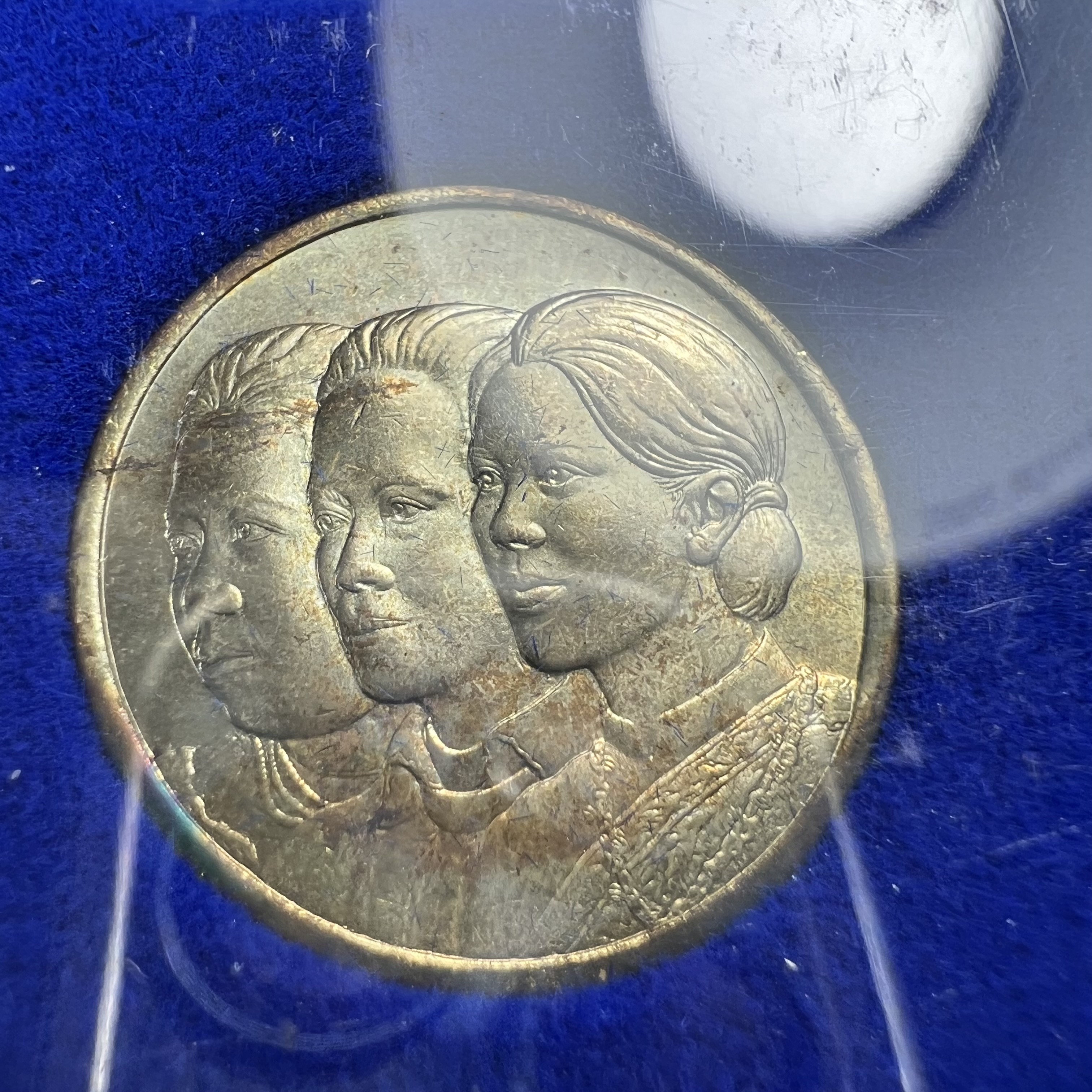 ชุดที่ระลึกครบ 84 ปี โรงพยาบาลจุฬาลงกรณ์ สภากาชาดไทย 30 พฤษภาคม พ.ศ.2541(ในหลวงรัชกาลที่9เสด็จในพิธี)พระดี พิธีใหญ่ มวลสารเส้นเกศาในหลวงรัชกาลที่ 9 ประกอบพิธีพุทธาภิเษกพร้อมกับพิธีพระกริ่งปวเรศ ปี2530 วัดบวรนิเวศและวัดพระแก้ว(แพ็คเดิมไม่เคยแกะเปิด)