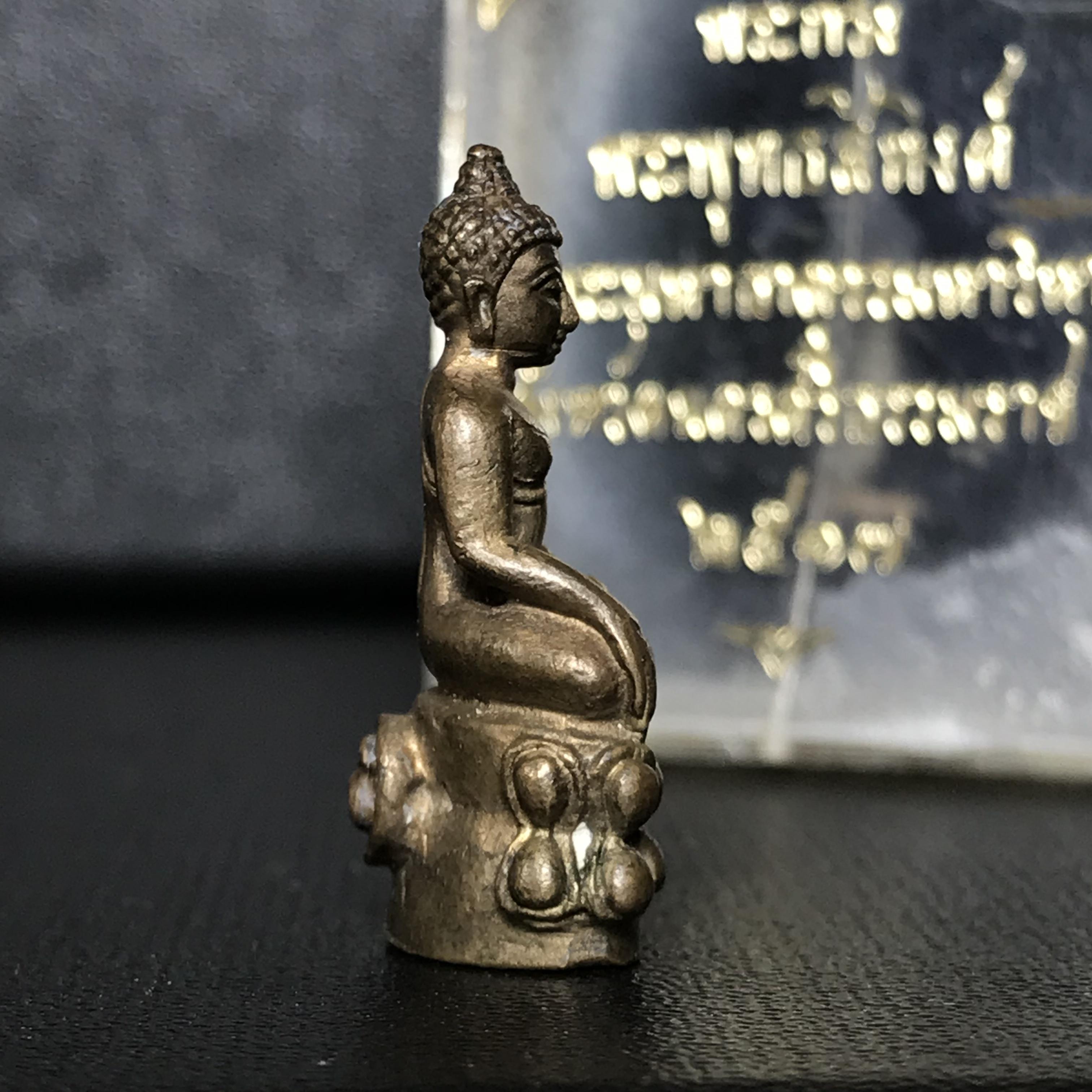 พระกริ่งพระพุทธสิหิงค์ วัดพระมหาธาตุวรมหาวิหาร จ.นครศรีธรรมราช ปี 2517 เนื้อนวโลหะ(ในหลวง ร.9 เสด็จเททอง)