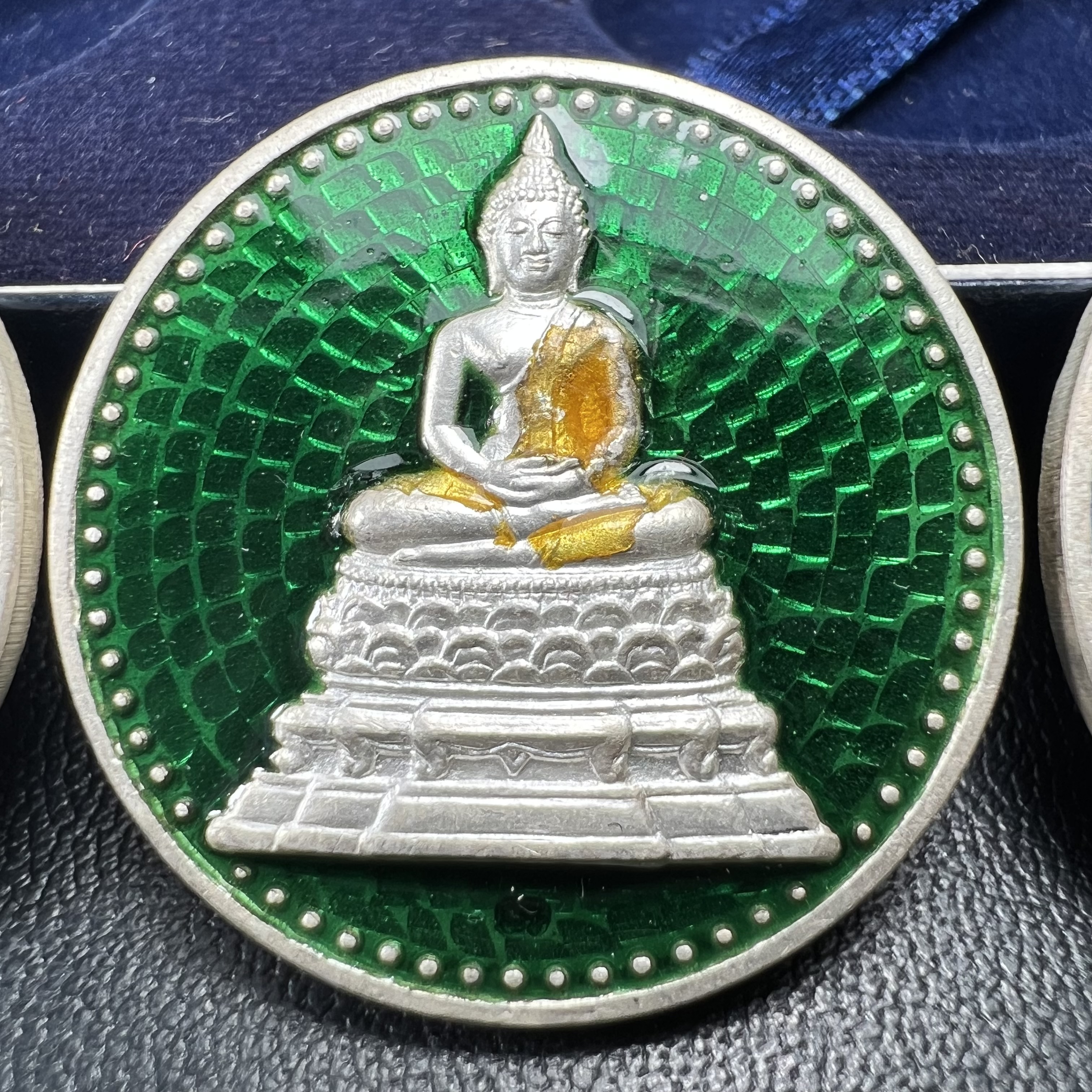 พระพุทธคมนาคมบพิธ (พระพุทธสิหิงค์จำลอง)(พระพุทธรูปประจำกระทรวงคมนาคม) หลังตรา ภปร. ครบรอบ 84 ปี กระทรวงคมนาคม พ.ศ.2539 ชุดเหรียญเนื้อเงินลงยา ขนาด 2.8 ซม. ครบชุดห้าสีพร้อมกล่องบรรจุเดิม ปลุกเสก ณ วัดพระแก้ว พิธีใหญ่